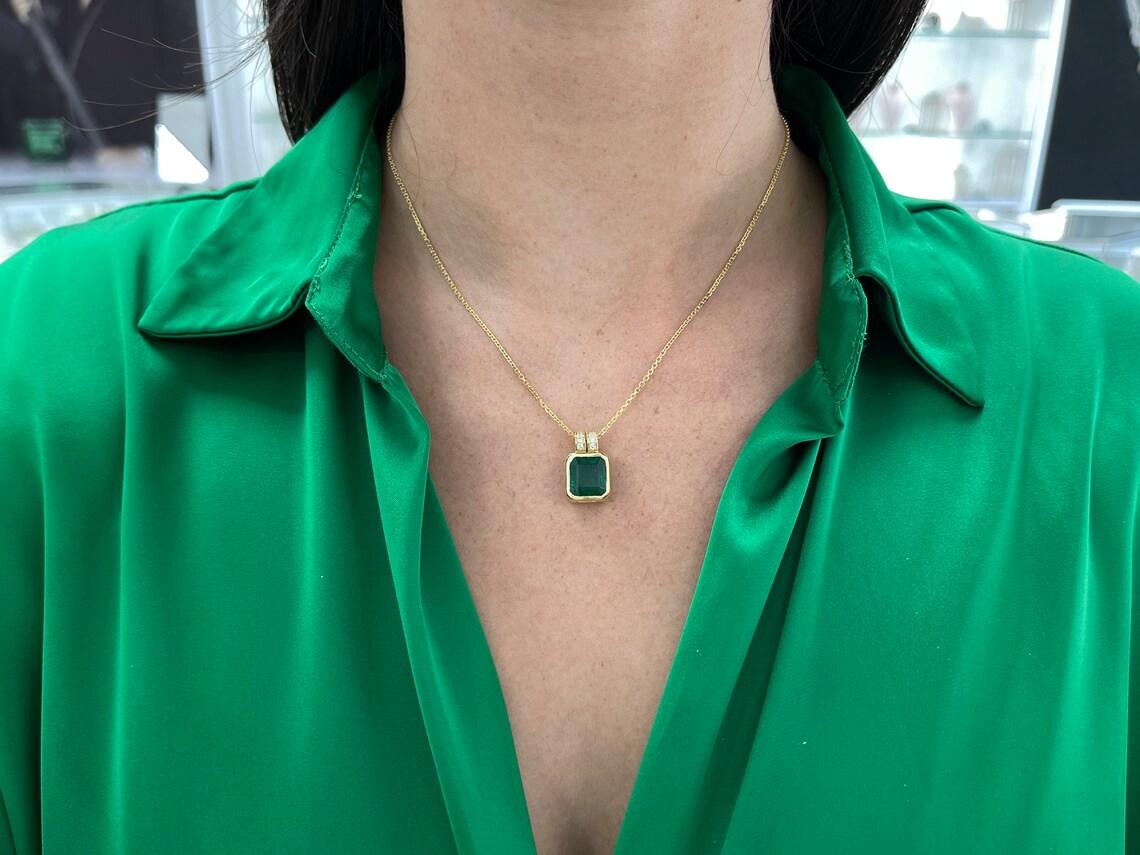 18 Karat Dunkelgrüner Smaragd-Lünette-Anhänger mit Diamant-Akzenten 5,70 Karatcw Smaragd im Angebot 1