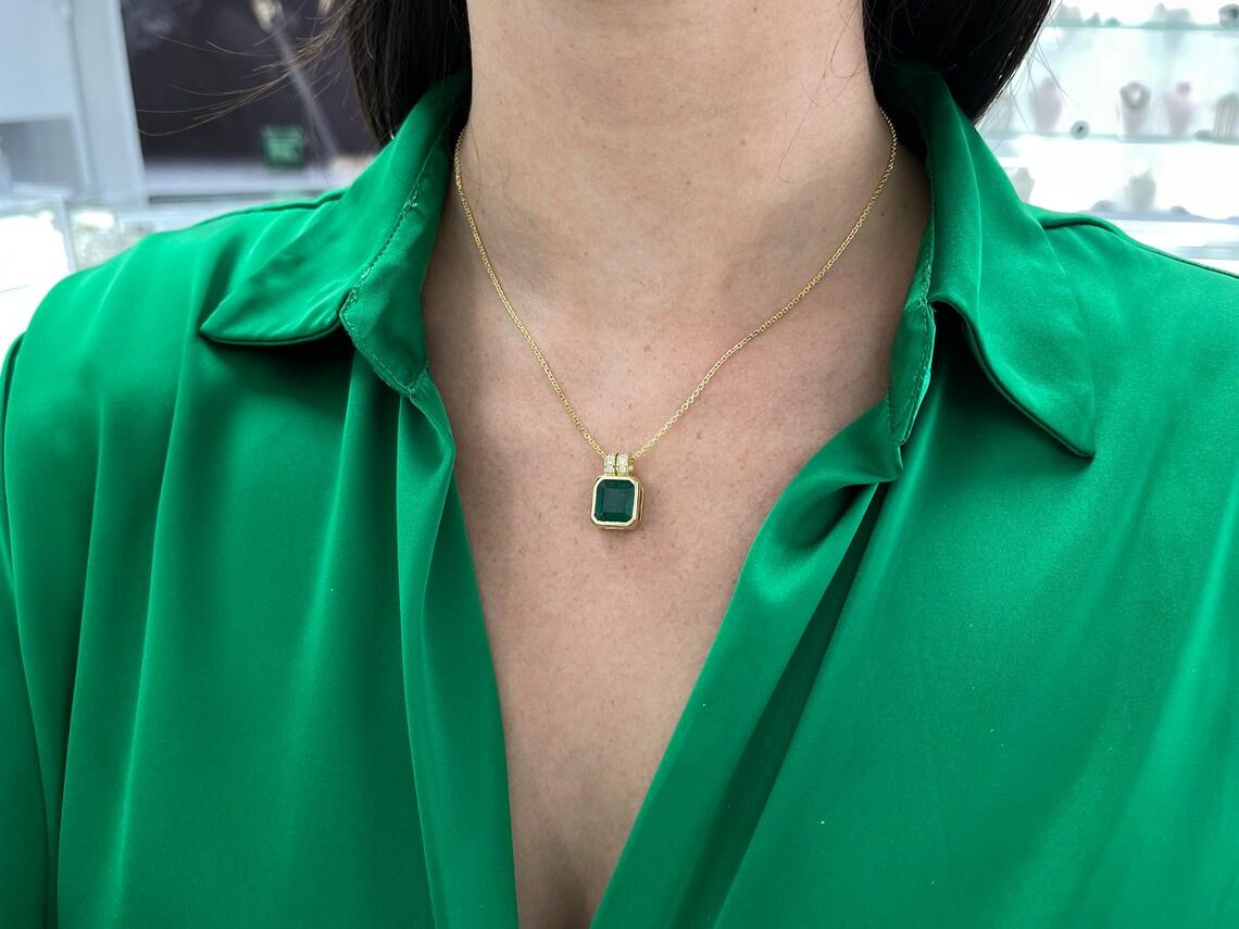 18 Karat Dunkelgrüner Smaragd-Lünette-Anhänger mit Diamant-Akzenten 5,70 Karatcw Smaragd im Angebot 2