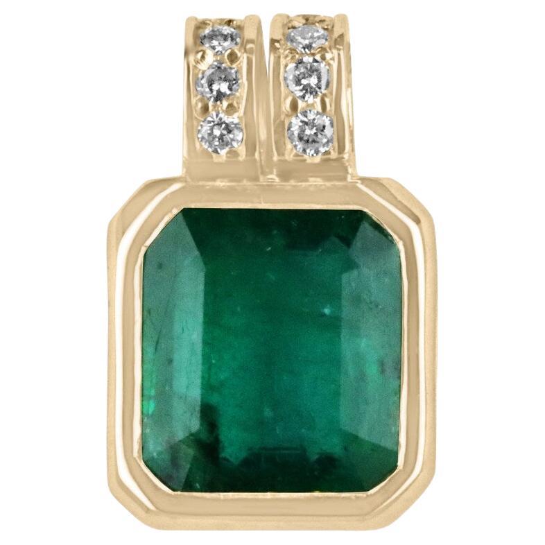 18 Karat Dunkelgrüner Smaragd-Lünette-Anhänger mit Diamant-Akzenten 5,70 Karatcw Smaragd im Angebot