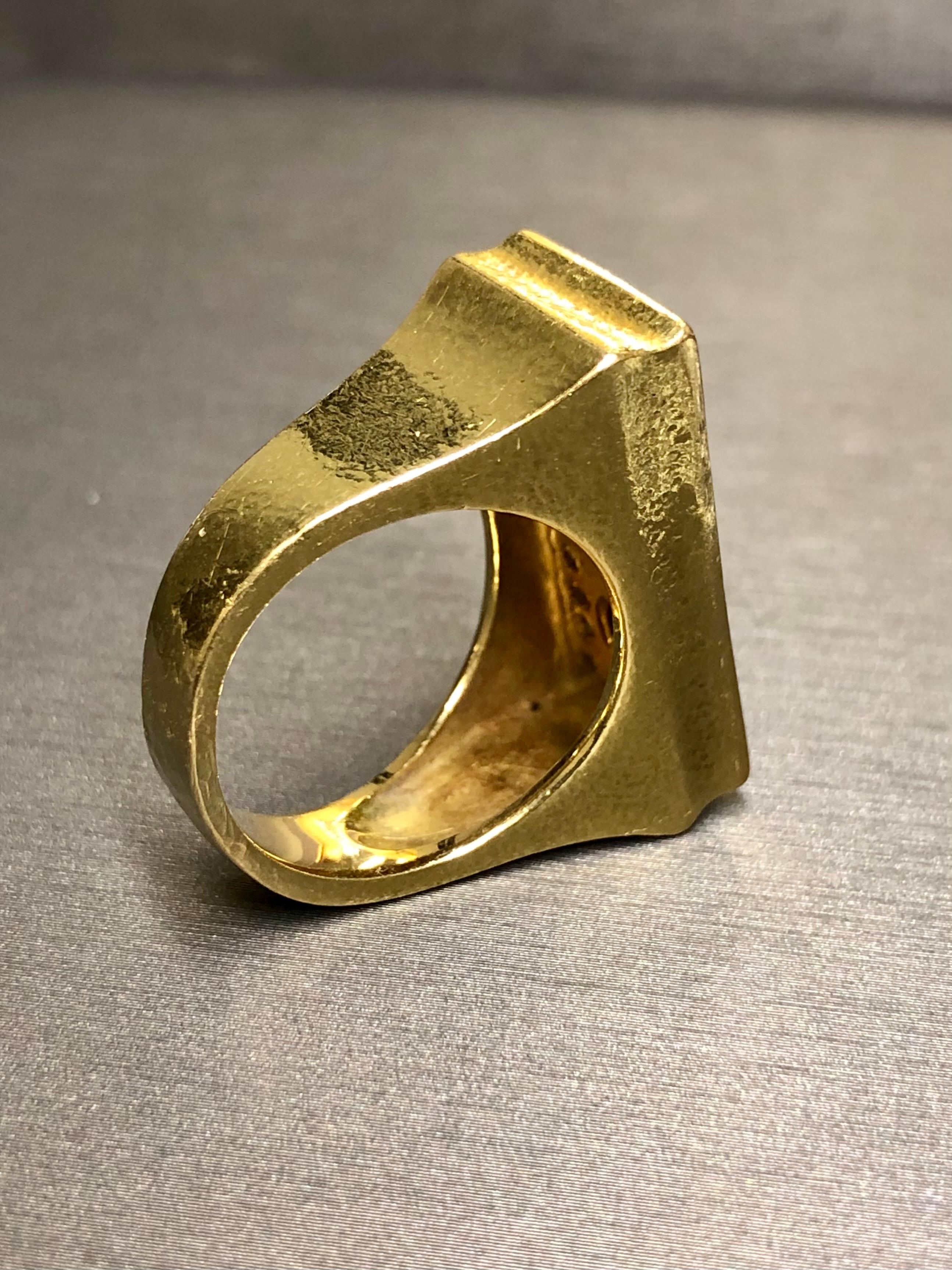 Contemporaneo David Webb, 18 carati, diamante cabochon, smeraldo, rubino, anello da cocktail martellato 7,75 in vendita
