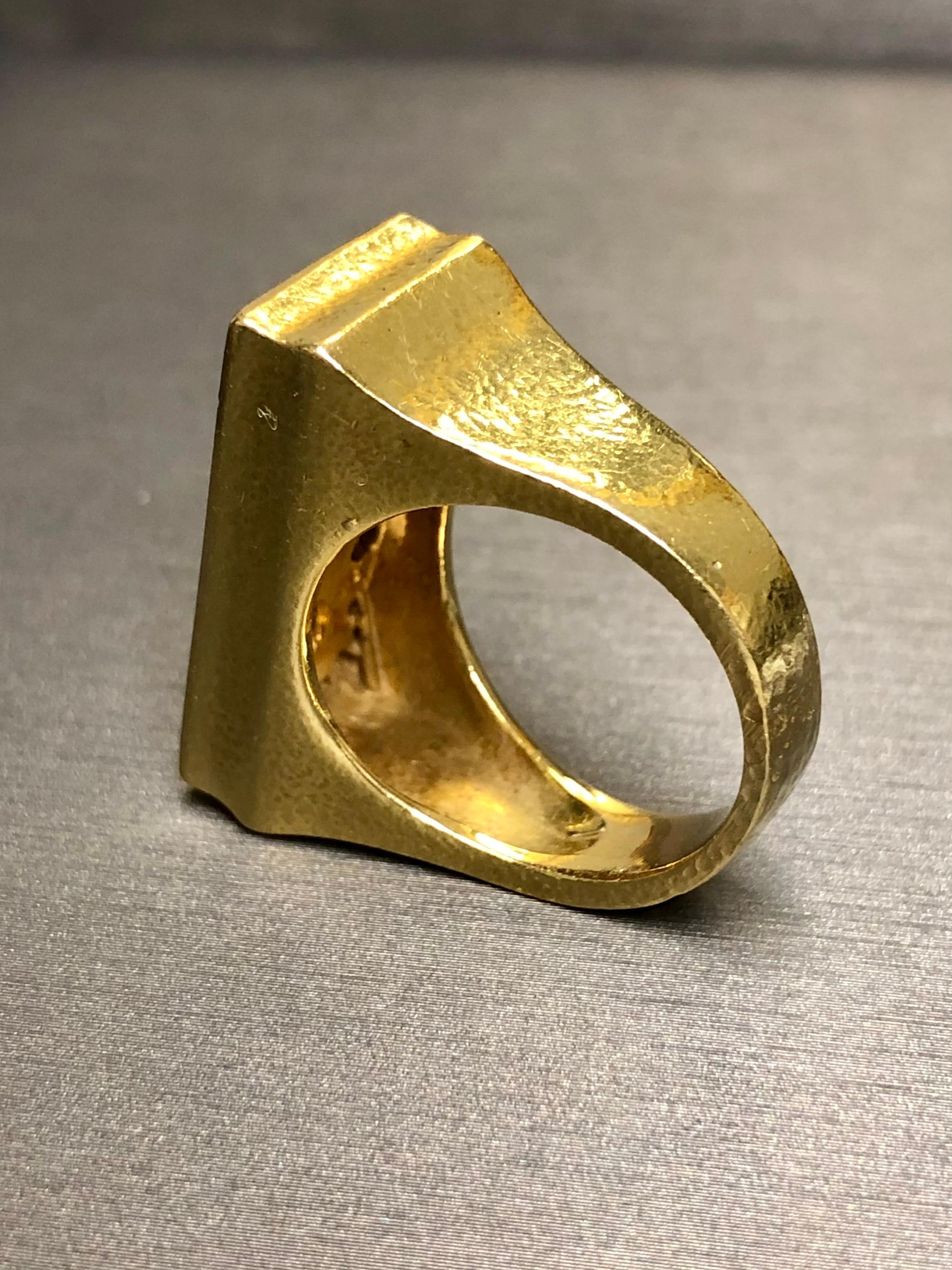 David Webb, 18 carati, diamante cabochon, smeraldo, rubino, anello da cocktail martellato 7,75 In condizioni buone in vendita a Winter Springs, FL