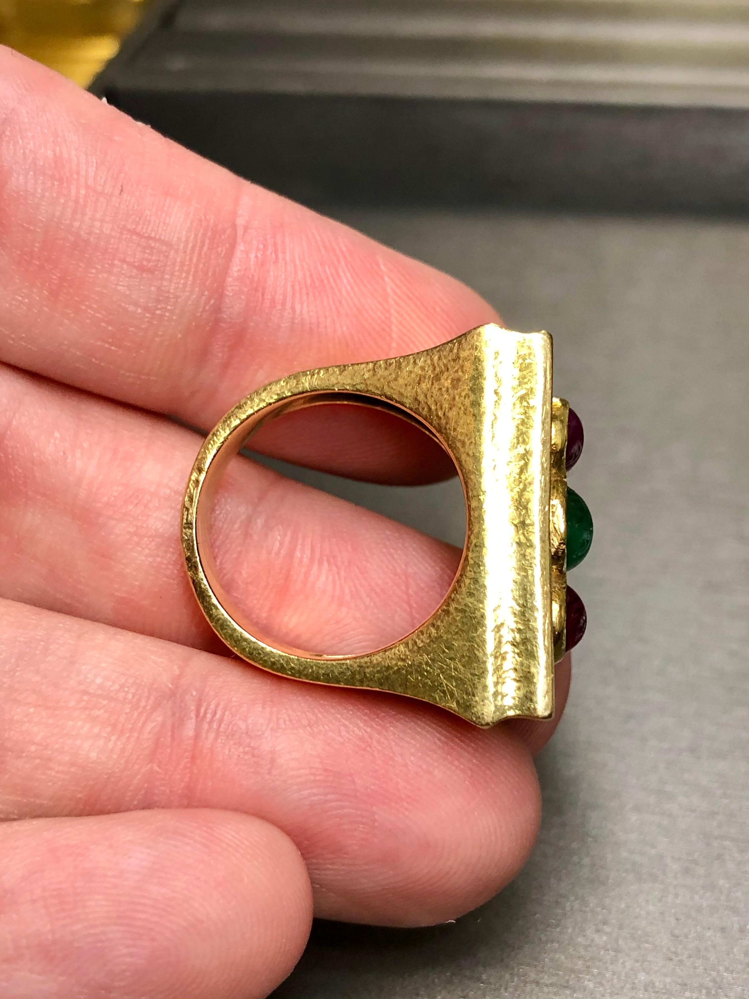 David Webb, 18 carati, diamante cabochon, smeraldo, rubino, anello da cocktail martellato 7,75 in vendita 3