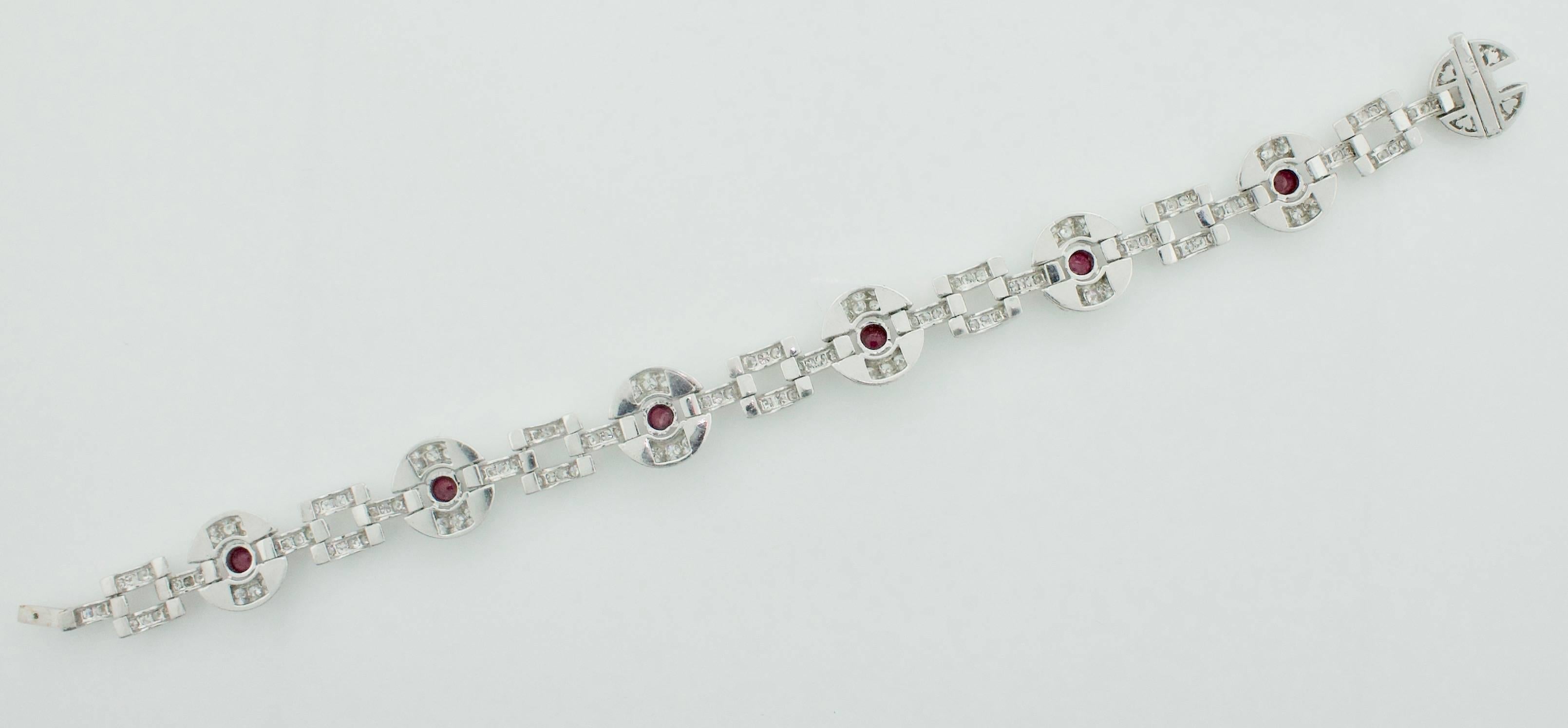 Taille ronde Bracelet en rubis cabochon et diamants en vente