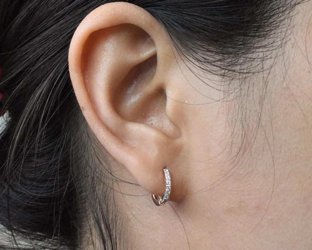 Round Cut 18K Diamond 16 Pcs Diamond Hoop Earrings Mini Ear Huggies For Sale