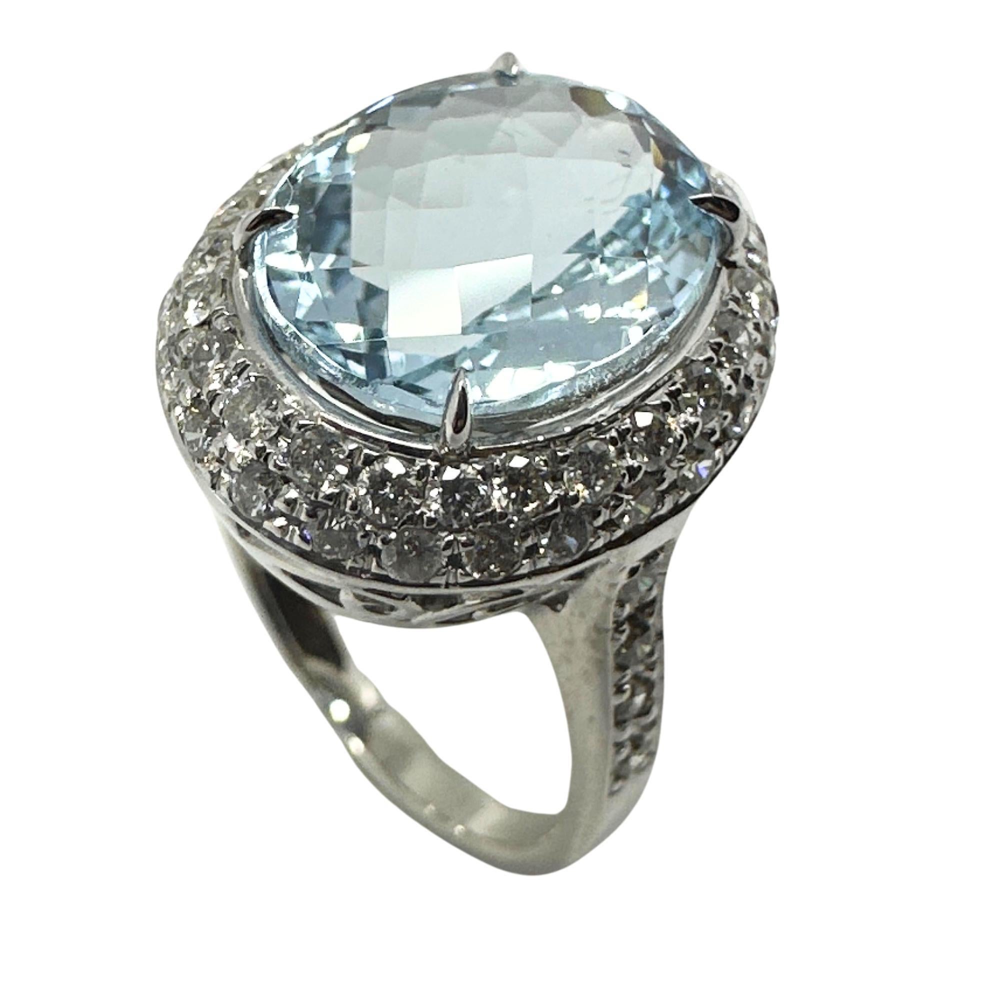 Round Cut 18k Diamond and Aquamarine Ring