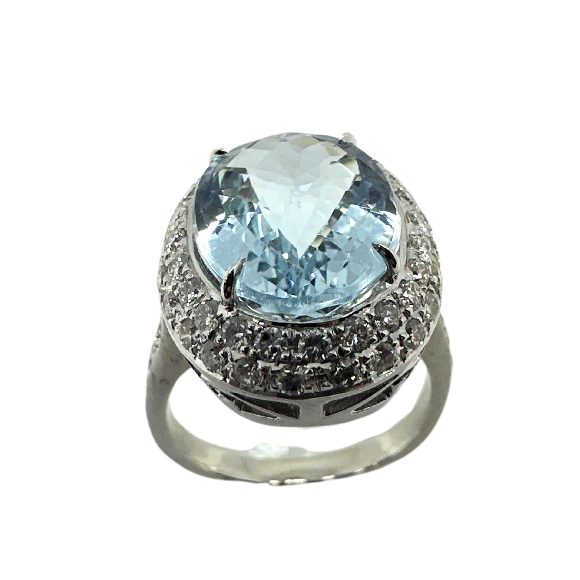 18k Diamond and Aquamarine Ring In Good Condition In New York, NY