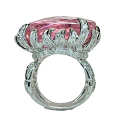 Cocktailring aus 18 Karat Diamant und kariertem rosa Stein in der Mitte