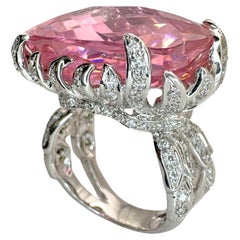 Bague de cocktail avec diamant et pierre centrale rose en forme de damier, 18k