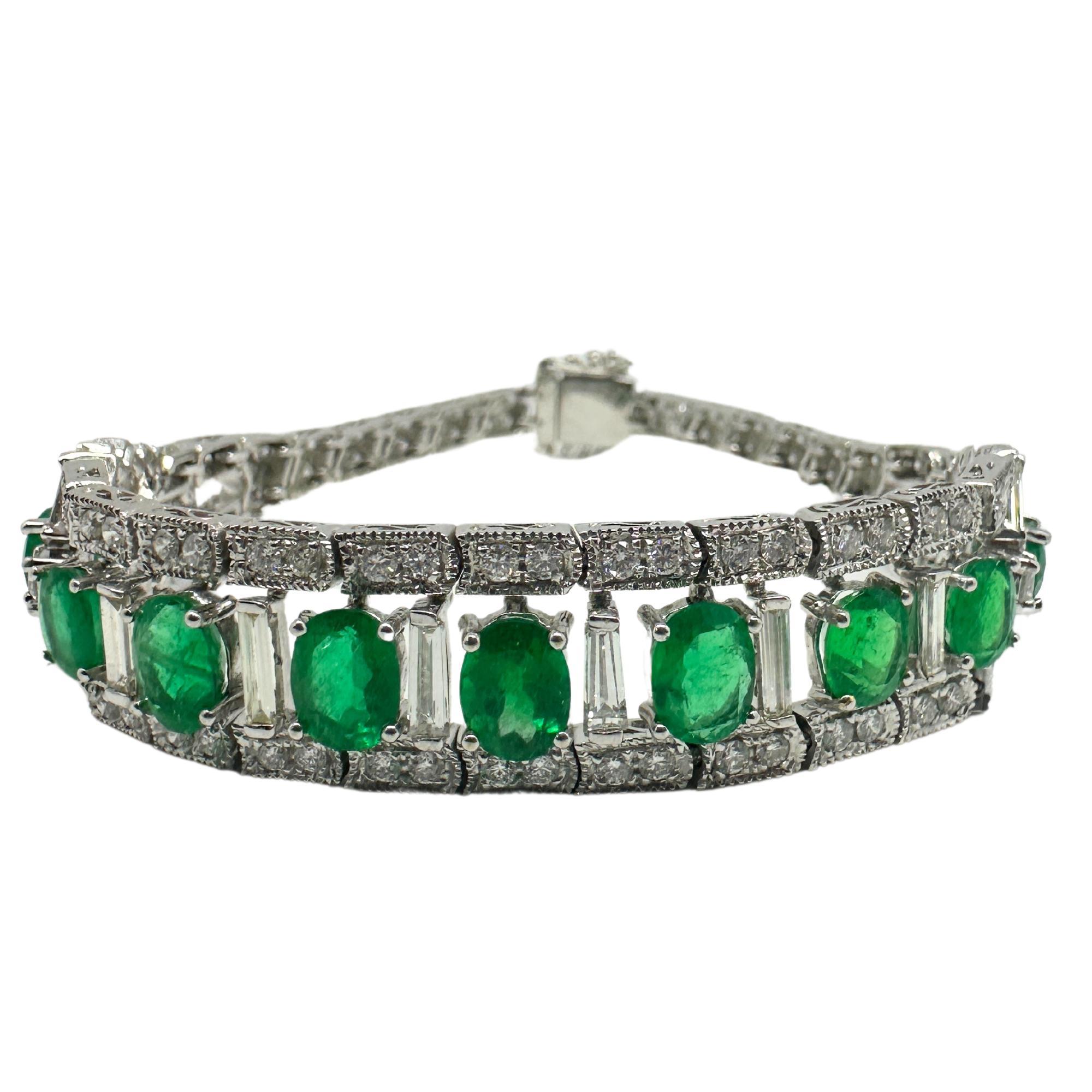 Pulsera de diamantes y esmeraldas de oro blanco de 18 quilates
Estado: En buen estado, con algunos pequeños desgastes superficiales propios de la edad.
Longitud: 7 pulgadas
Anchura: 0,50 pulgadas de ancho
Marcas: 