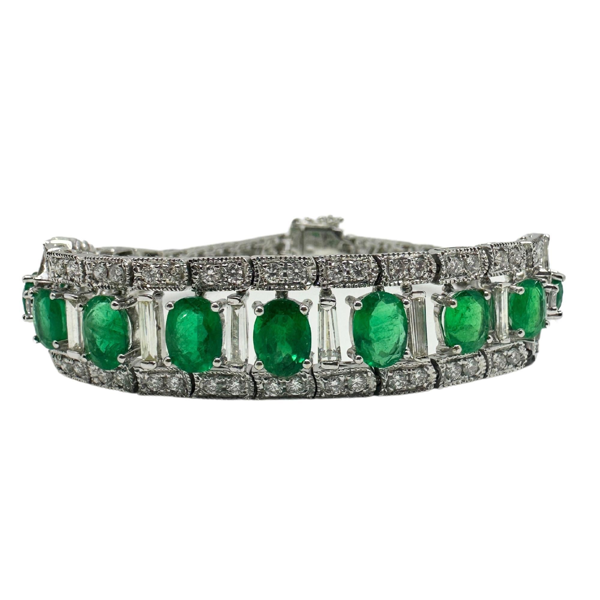 Pulsera de diamantes y esmeraldas de 18 quilates Moderno en venta