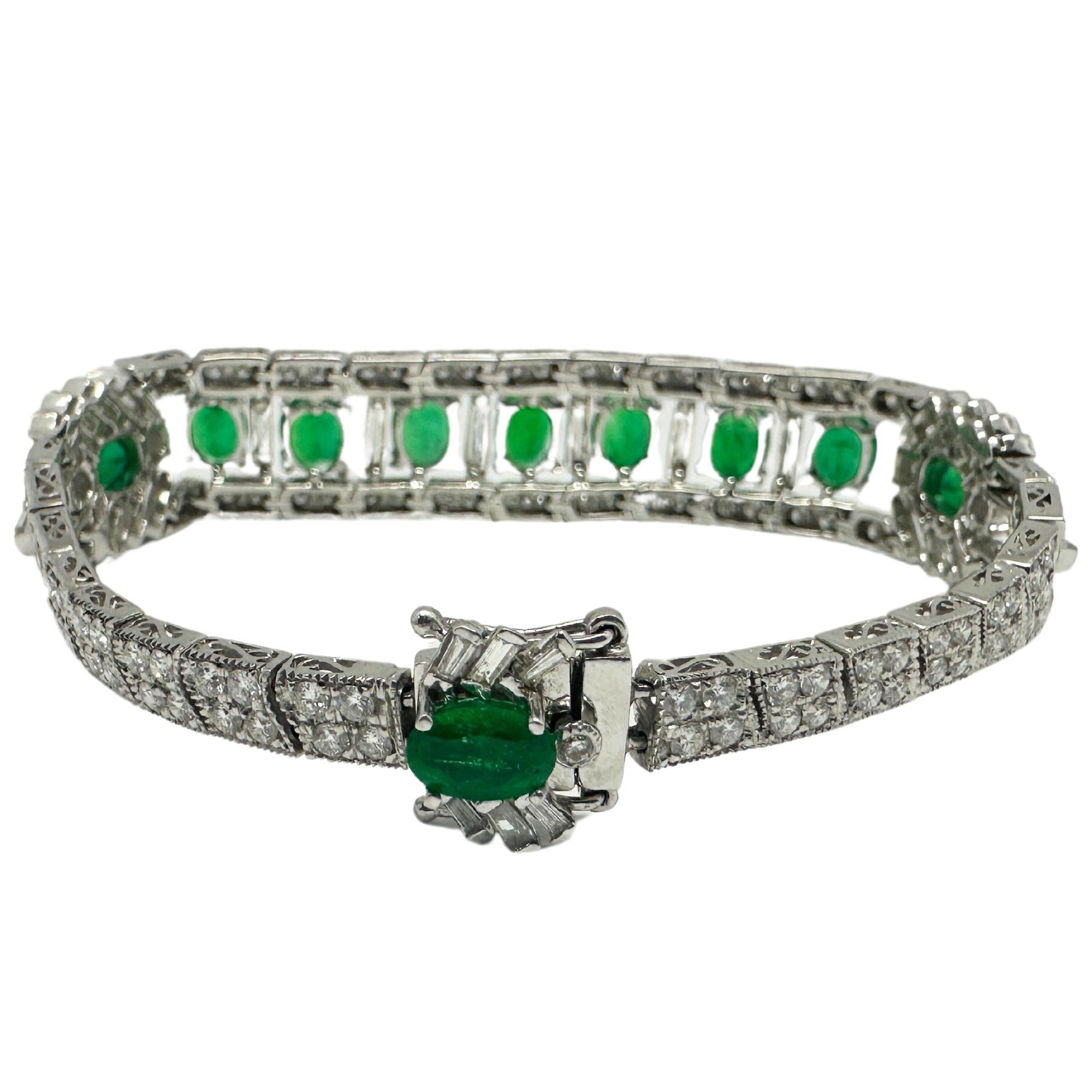 Pulsera de diamantes y esmeraldas de 18 quilates en Bueno estado para la venta en New York, NY