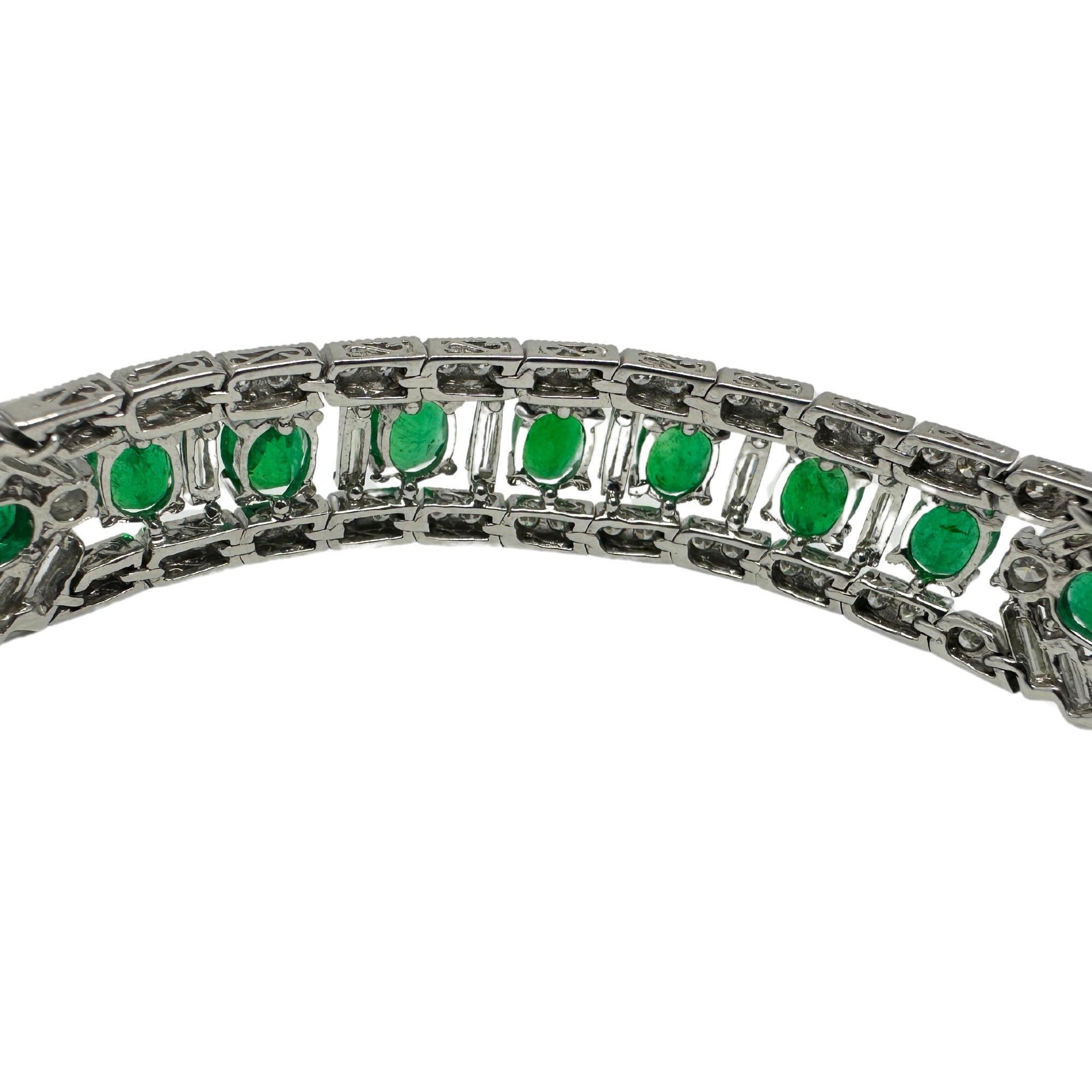 Pulsera de diamantes y esmeraldas de 18 quilates en venta 1