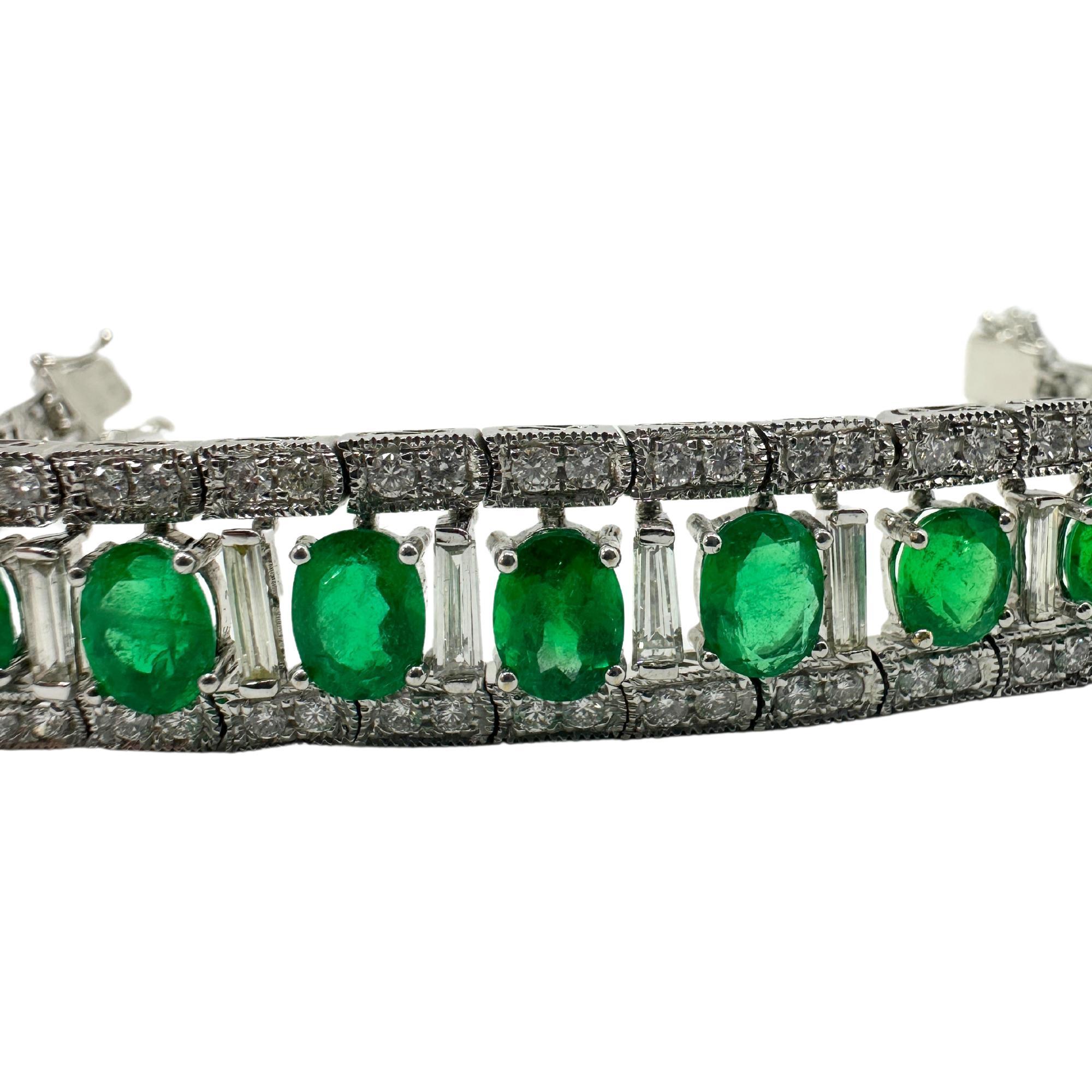Pulsera de diamantes y esmeraldas de 18 quilates en venta 2