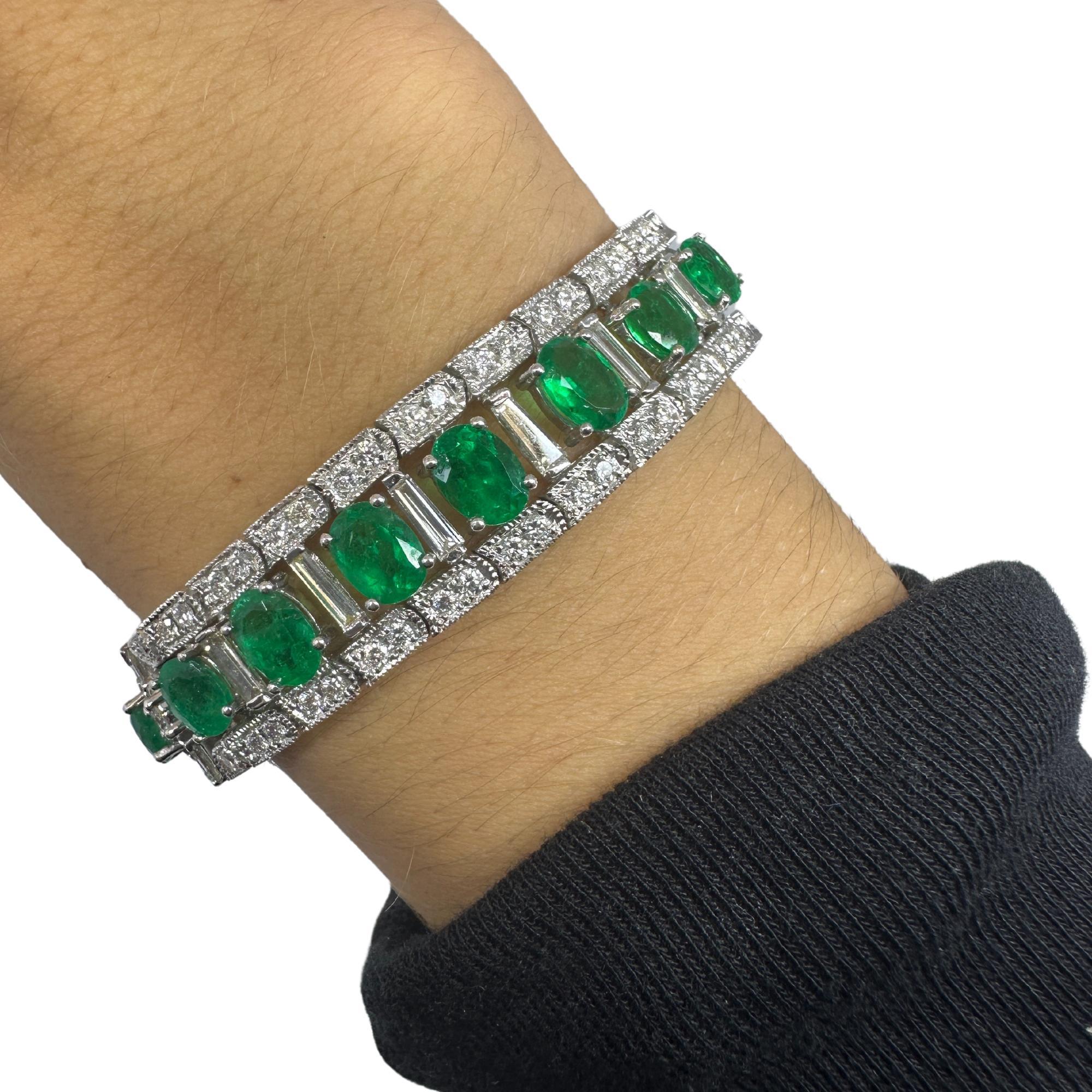 Pulsera de diamantes y esmeraldas de 18 quilates en venta 3