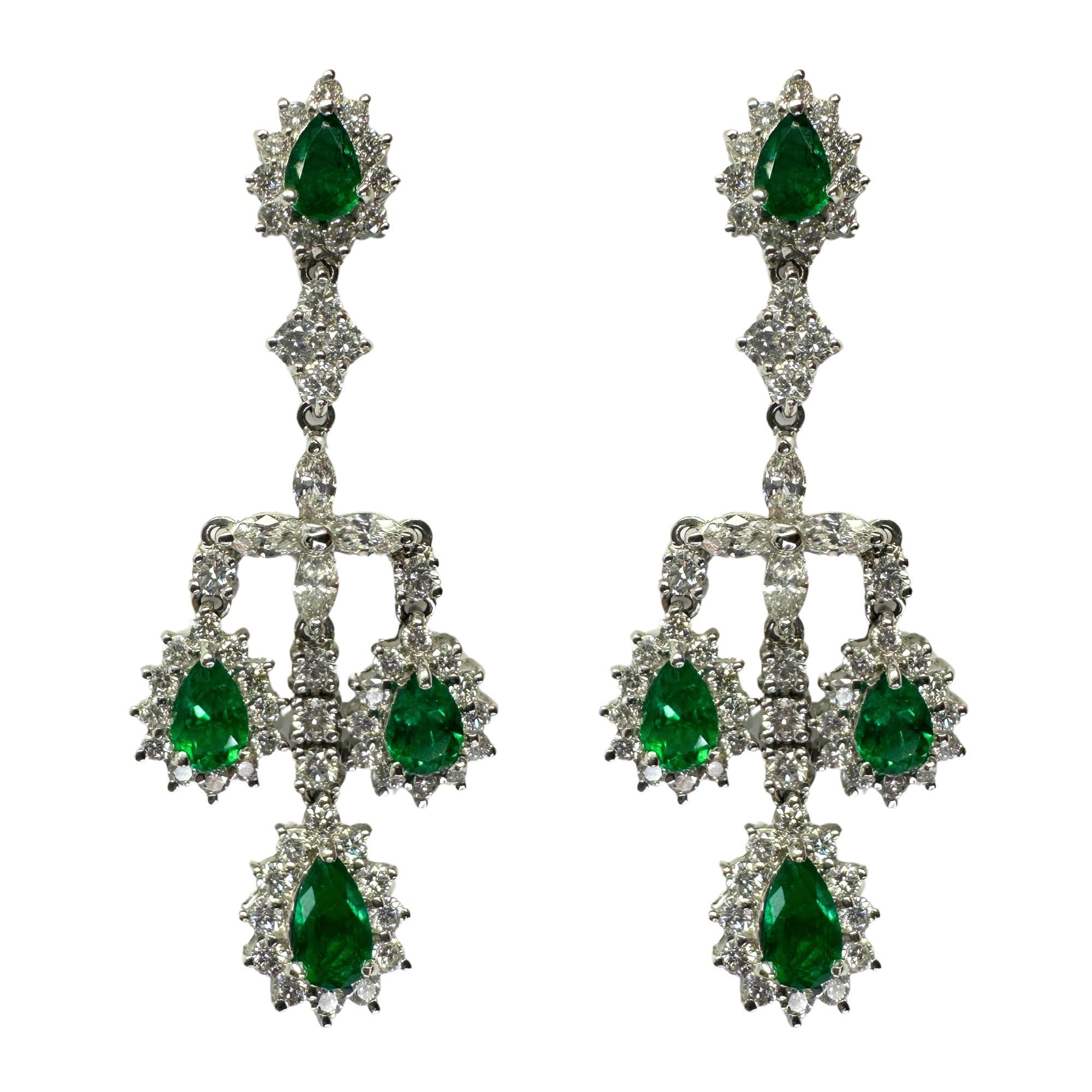 Pendientes de diamantes y esmeraldas de 18k