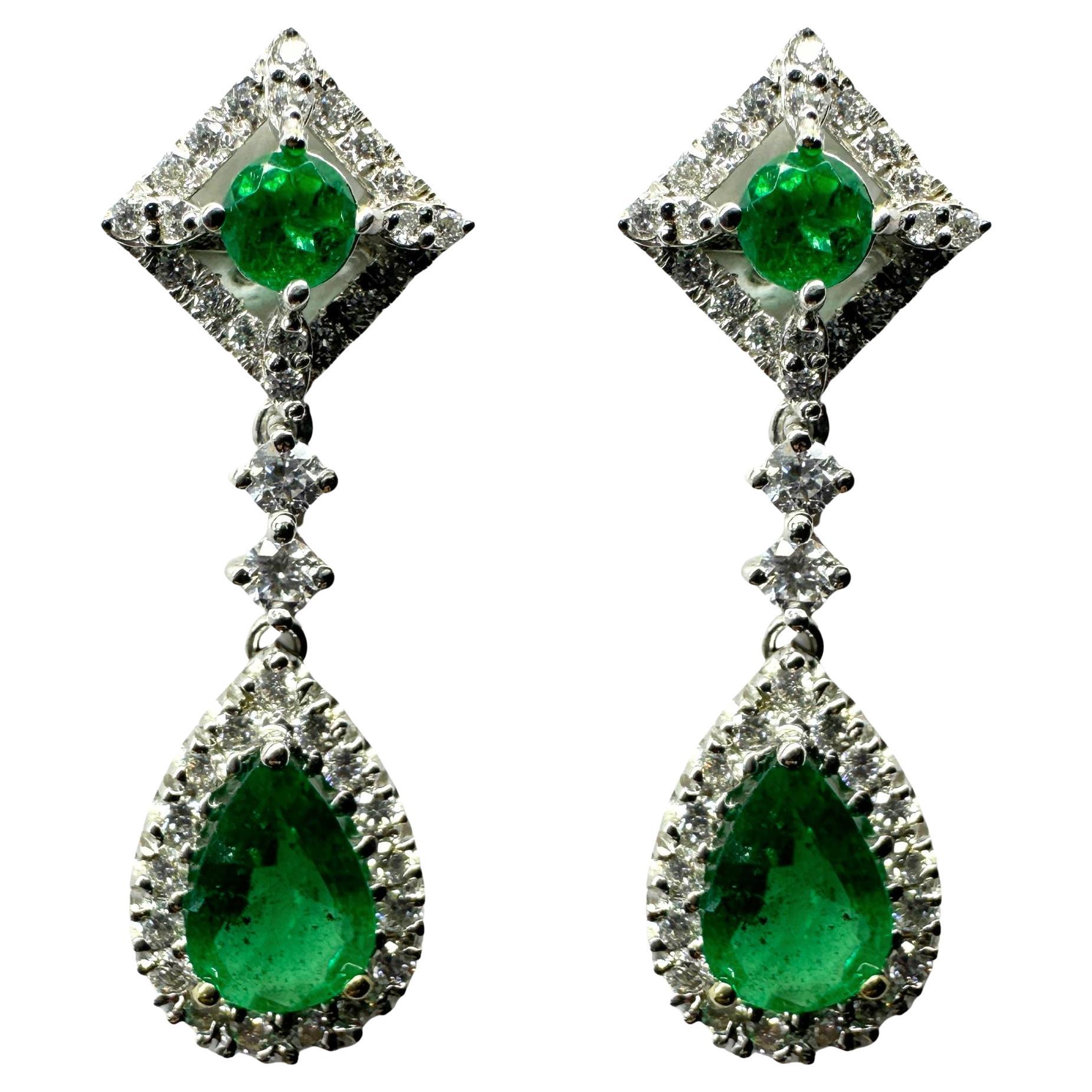 Pendientes de diamantes y esmeraldas de 18 quilates