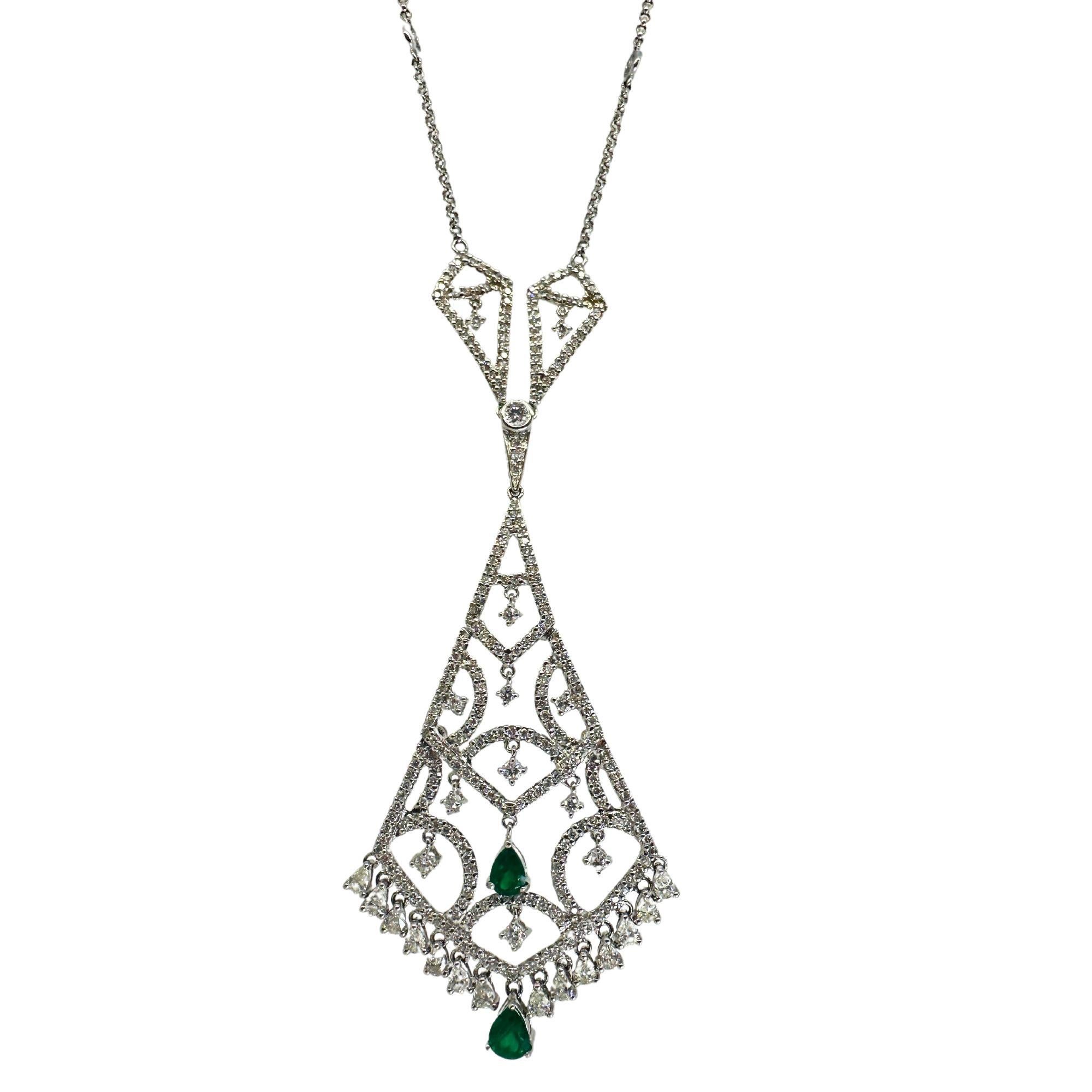 Aggiungi un tocco di eleganza a qualsiasi outfit con la nostra collana di diamanti e smeraldi a 18 carati. Questo bellissimo pezzo è caratterizzato da una delicata catena da 14 pollici e da uno splendido ciondolo da 3,5 pollici in oro bianco 18