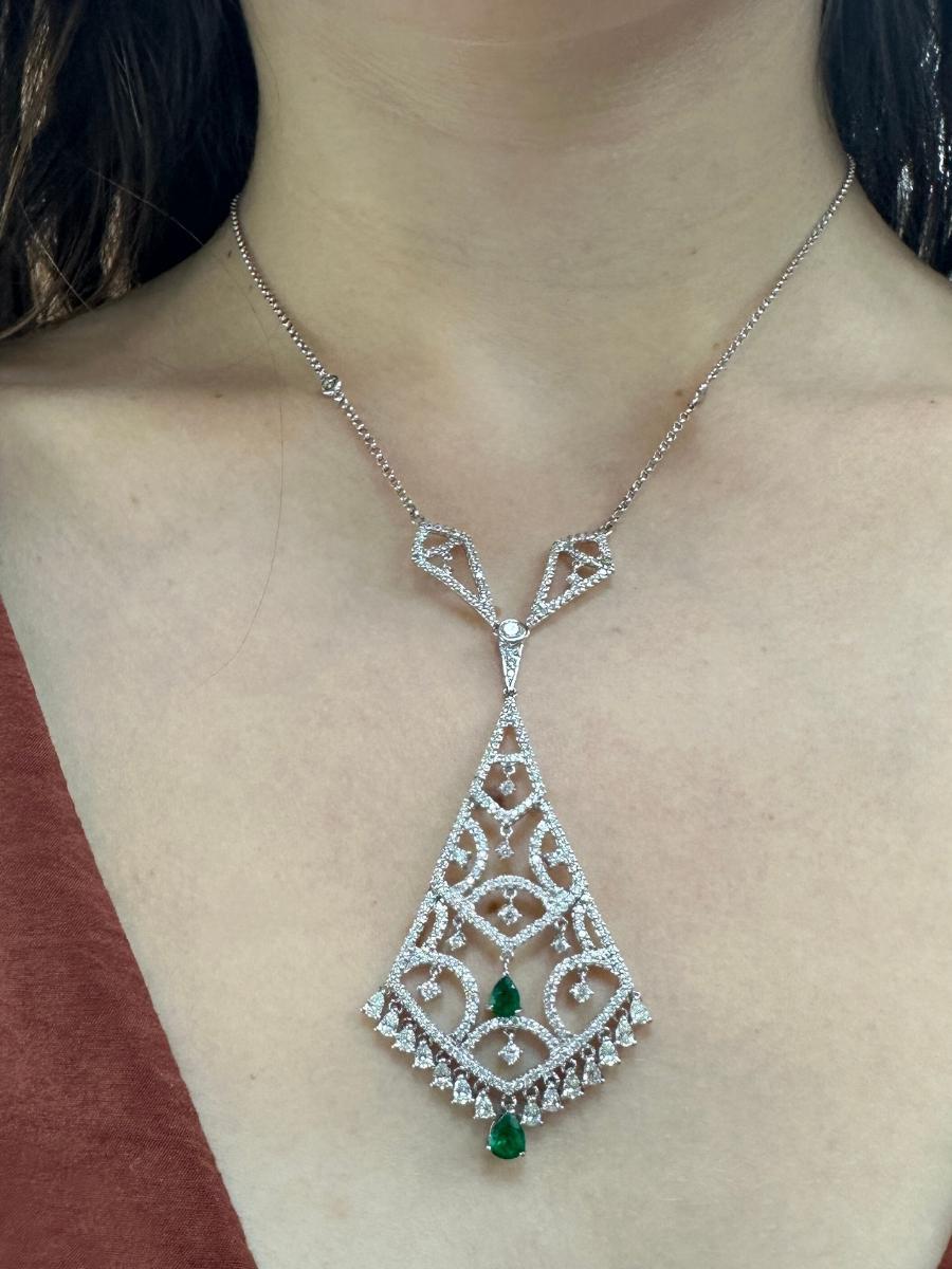 Donna Collana di diamanti e smeraldi 18K in vendita