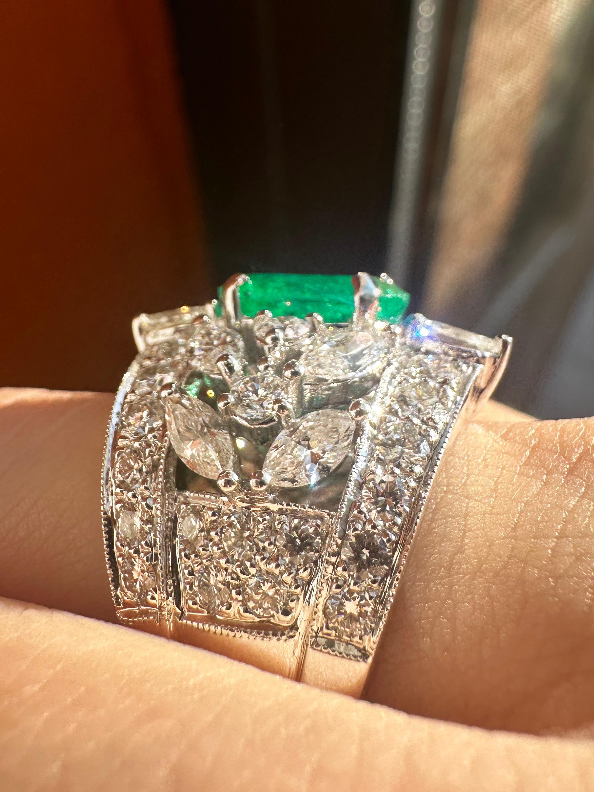 18k Diamond and Emerald Ring In Good Condition For Sale In New York, NY