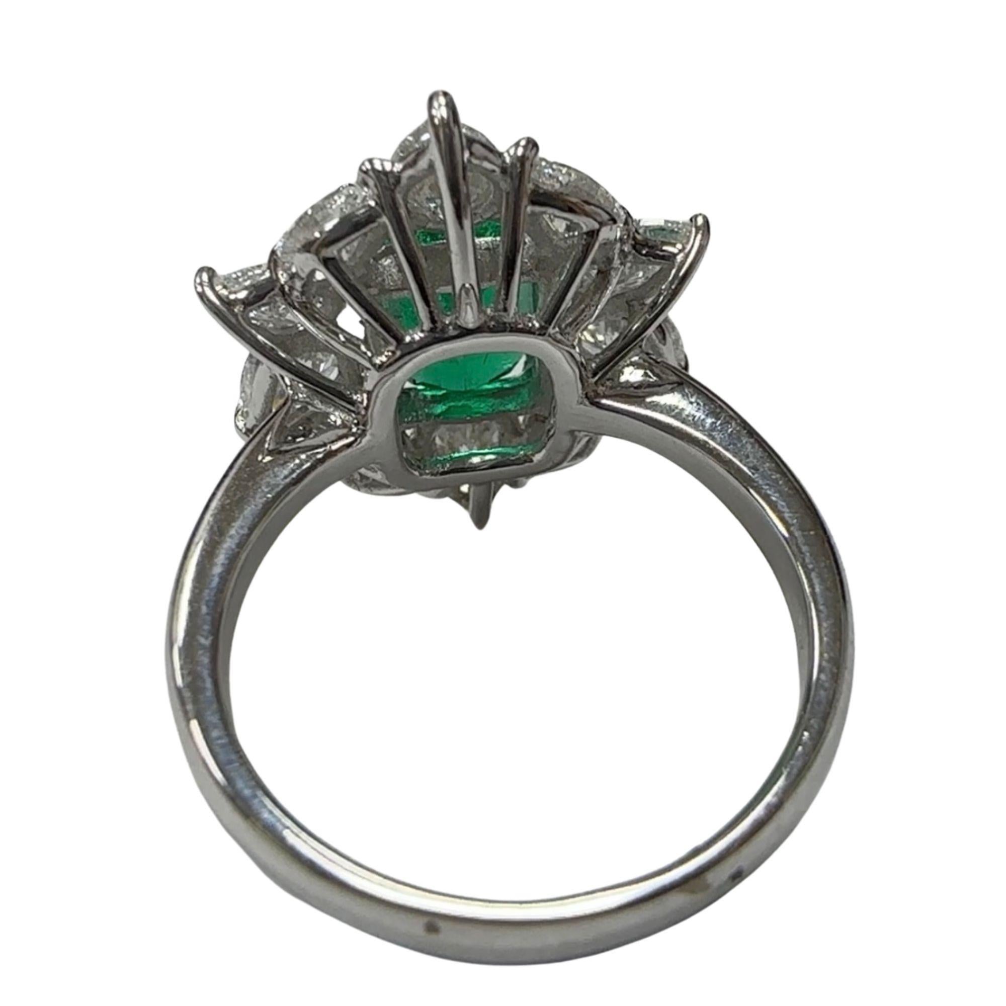 Enthüllen Sie die fesselnde Anziehungskraft dieses 18-karätigen Rings mit Diamanten und Smaragden, ein Zeugnis dauerhafter Schönheit und Handwerkskunst. Der Ring ist in sehr gutem Vintage-Zustand mit leichten Oberflächenabnutzungen, die von