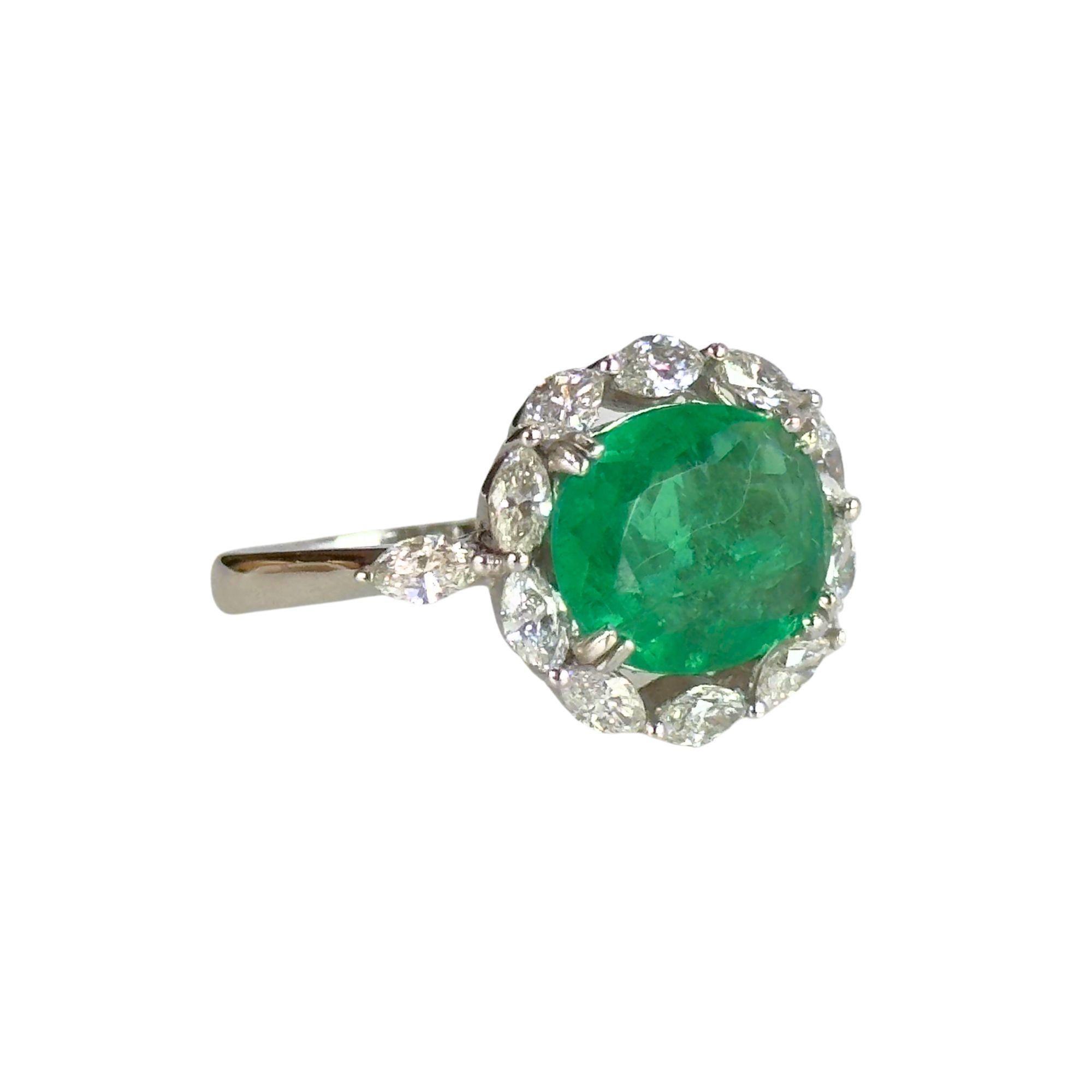 Dieser exquisite Ring aus 18 Karat Weißgold enthält einen atemberaubenden Smaragd von 2,37 Karat, umgeben von 0,93 Karat funkelnden Diamanten. Mit einem Gewicht von 5,28 Gramm und einer Ringgröße von 6,5 bietet dieses luxuriöse Schmuckstück eine