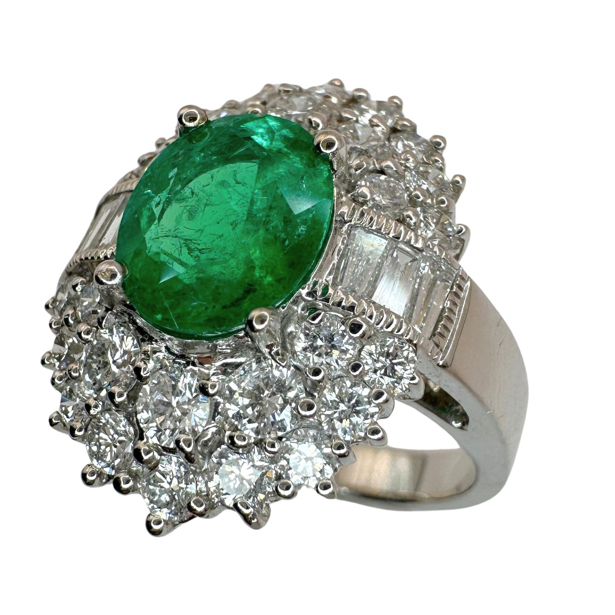 Round Cut 18k Diamond and Emerald Ring For Sale