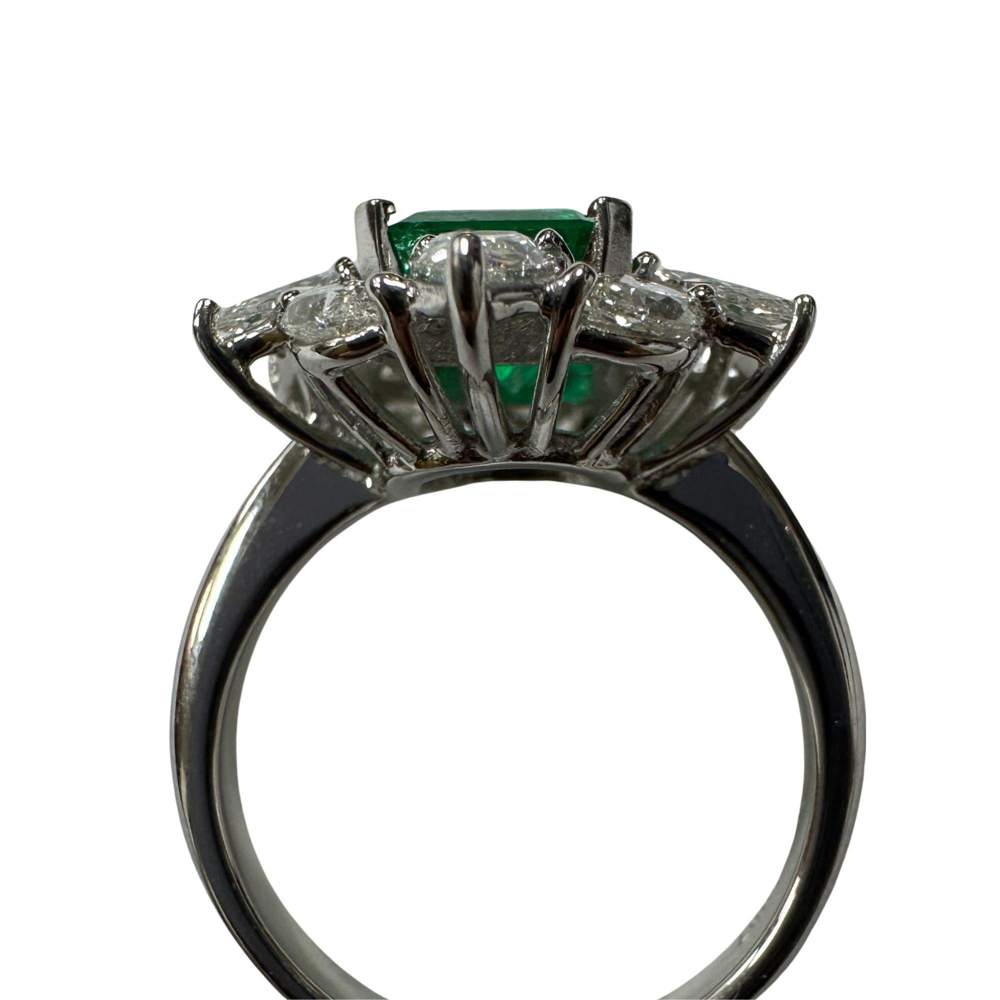 18 Karat Diamant- und Smaragdring im Zustand „Gut“ in New York, NY