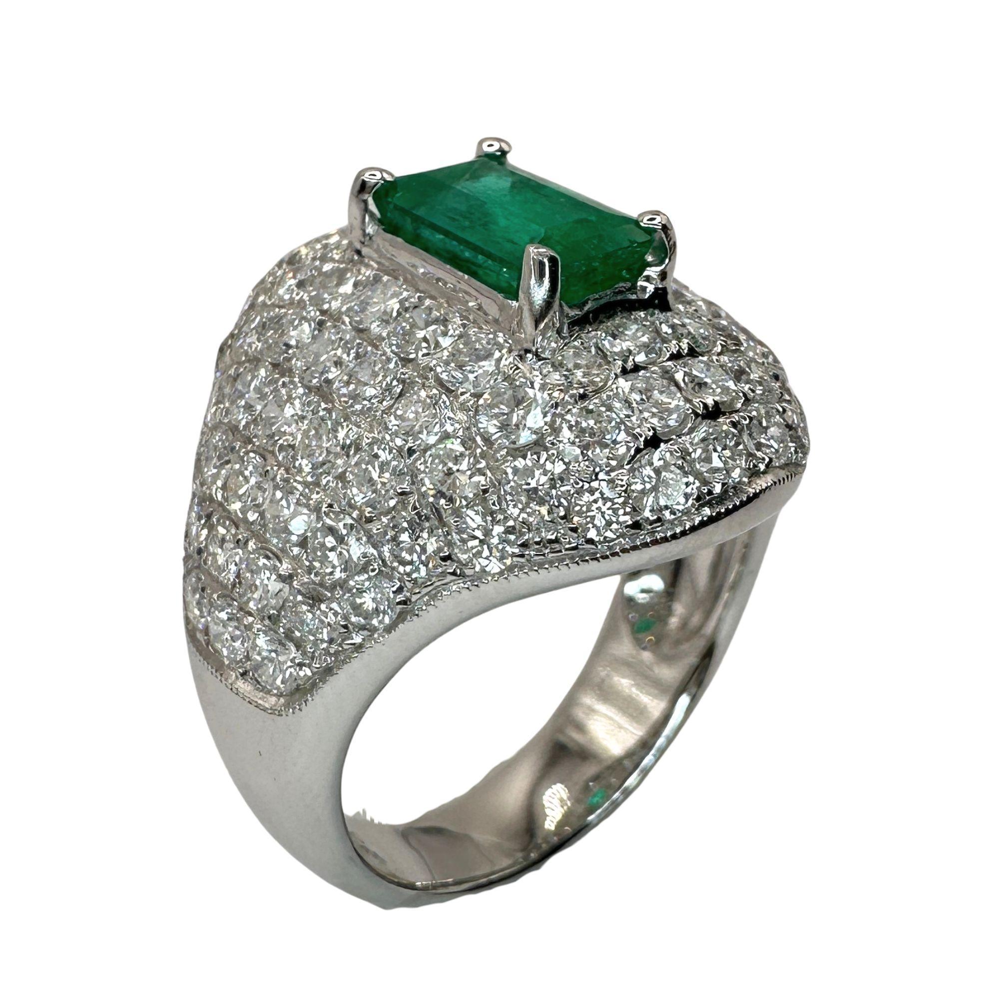 18k Diamond and Emerald Ring In Good Condition For Sale In New York, NY