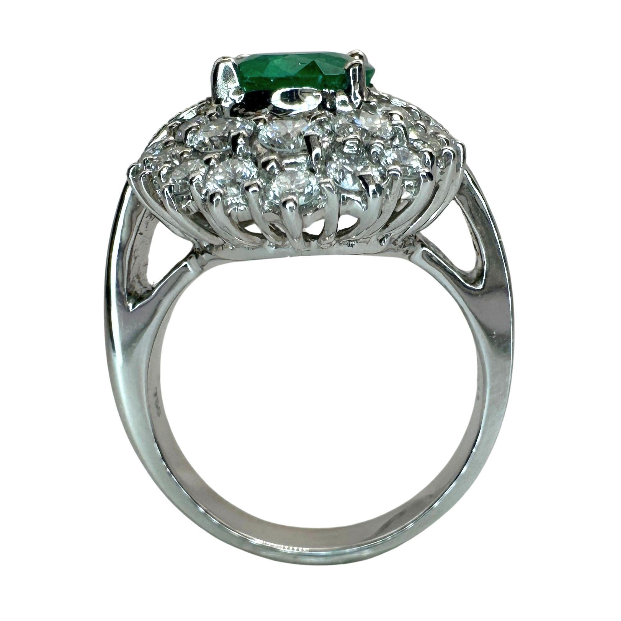 18k Diamond and Emerald Ring In Good Condition For Sale In New York, NY