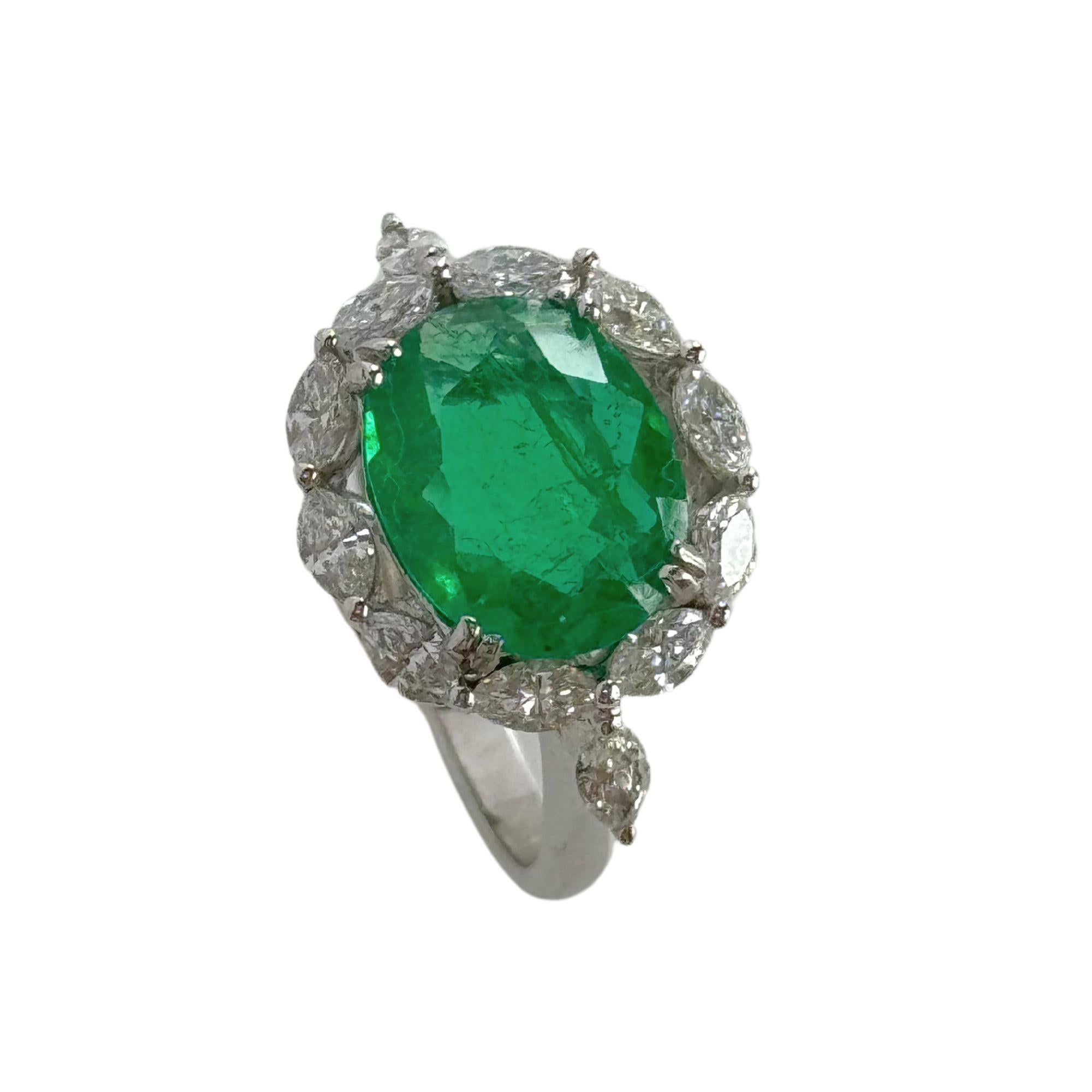 18k Diamond and Emerald Ring In Good Condition For Sale In New York, NY