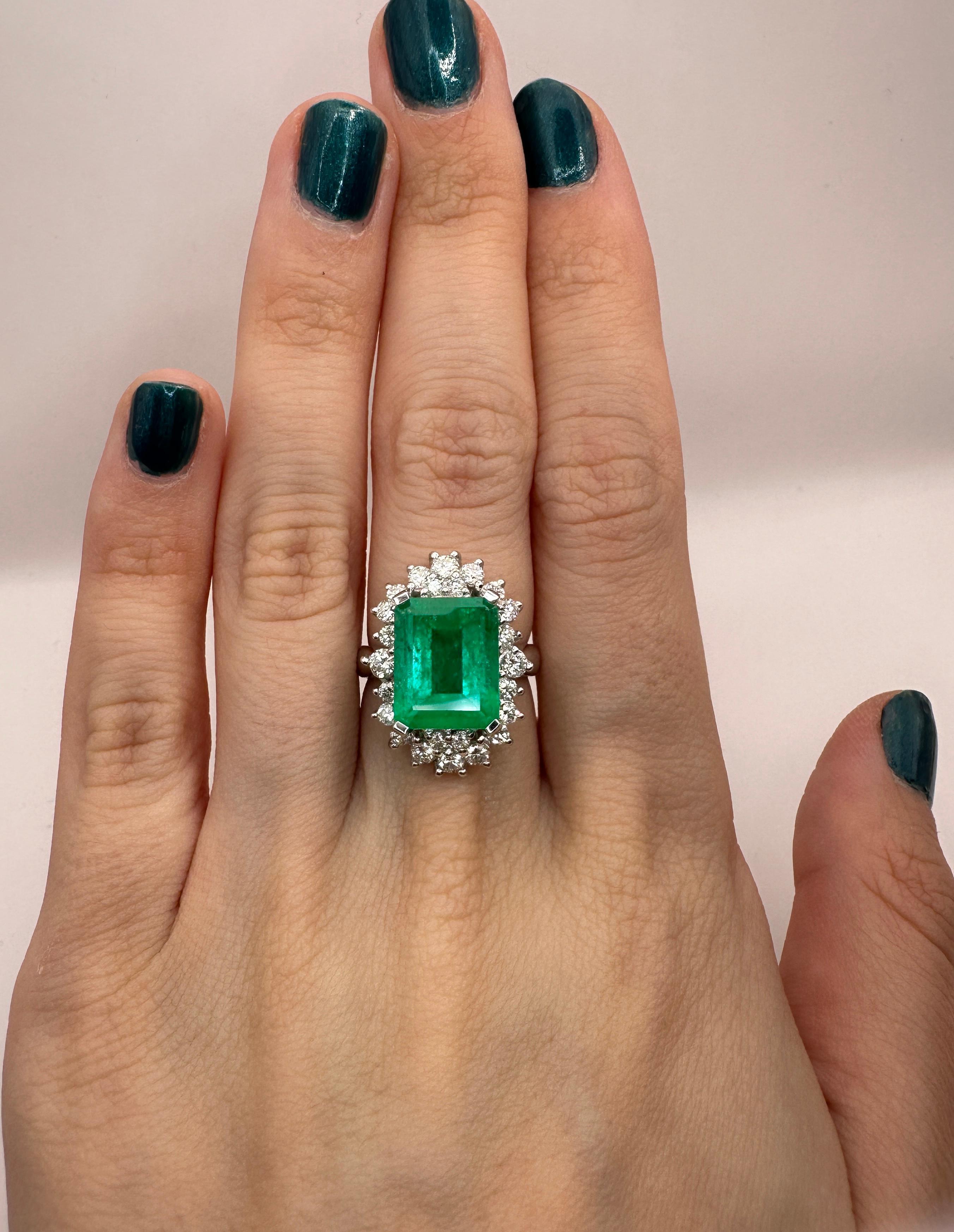 18k Diamond and Emerald Ring For Sale 3