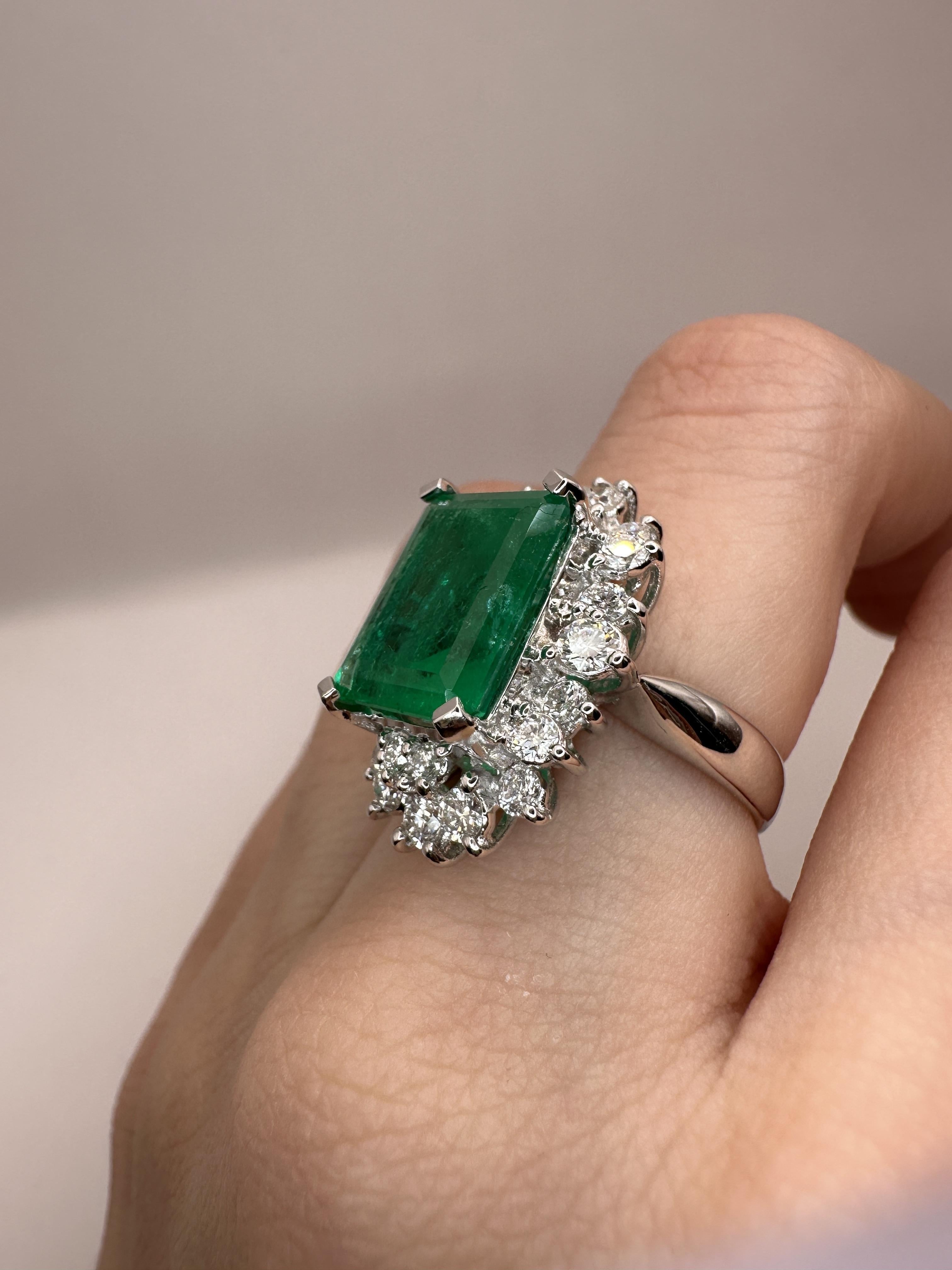18k Diamond and Emerald Ring For Sale 4