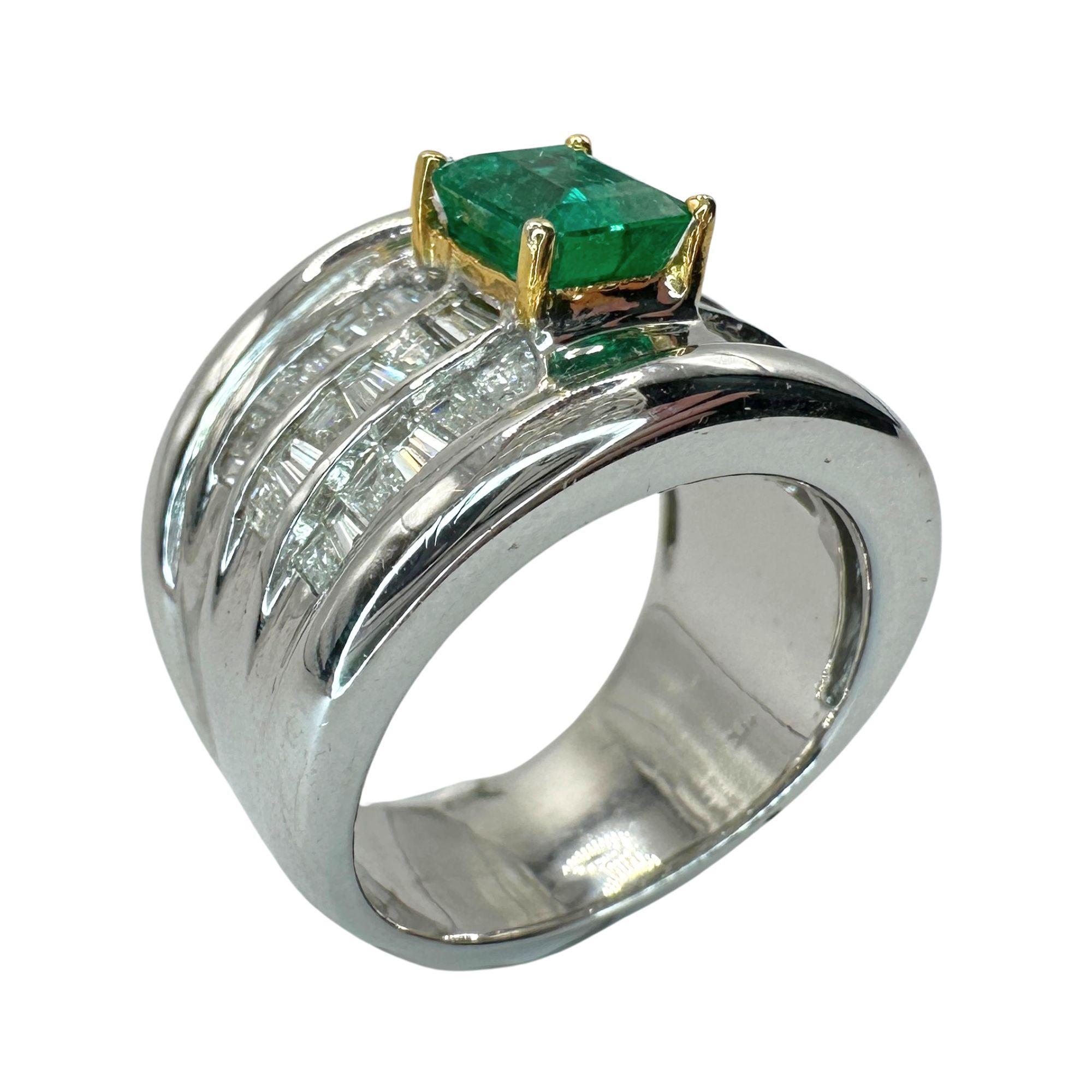 Gönnen Sie sich Luxus mit unserem schweren 18-karätigen Diamant- und Smaragdring mit breitem Band. Dieses exquisite Schmuckstück aus 18 Karat Weißgold ist mit seinen 1,26 Karat Diamanten und dem 0,93 Karat schweren Smaragd in der Mitte ein wahres