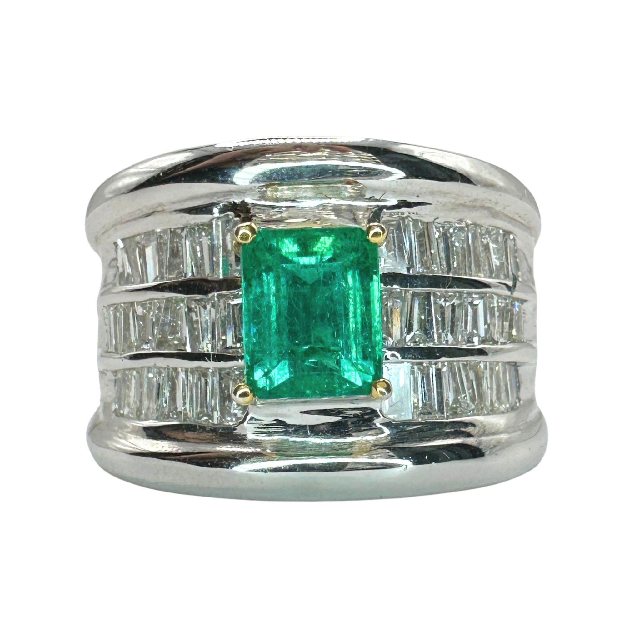 18k Diamant und Smaragd breiter Bandring im Zustand „Gut“ im Angebot in New York, NY