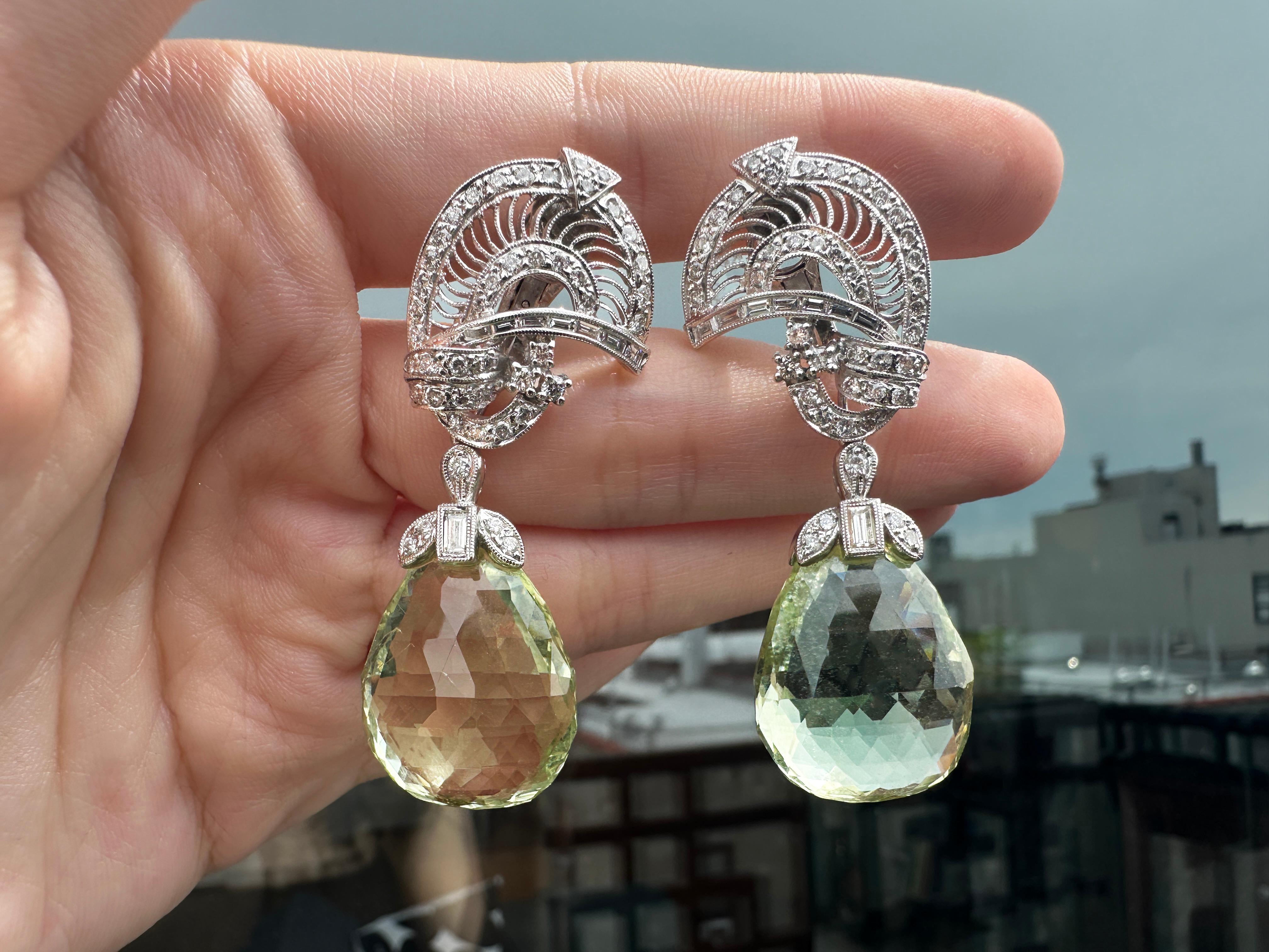 Améliorez votre collection de bijoux avec nos superbes boucles d'oreilles jour et nuit en diamant 18k et aqua/béryl vert ! Ces boucles d'oreilles de succession présentent 3,02 carats de diamants étincelants et 62,59 carats d'aigue-marine vibrante,