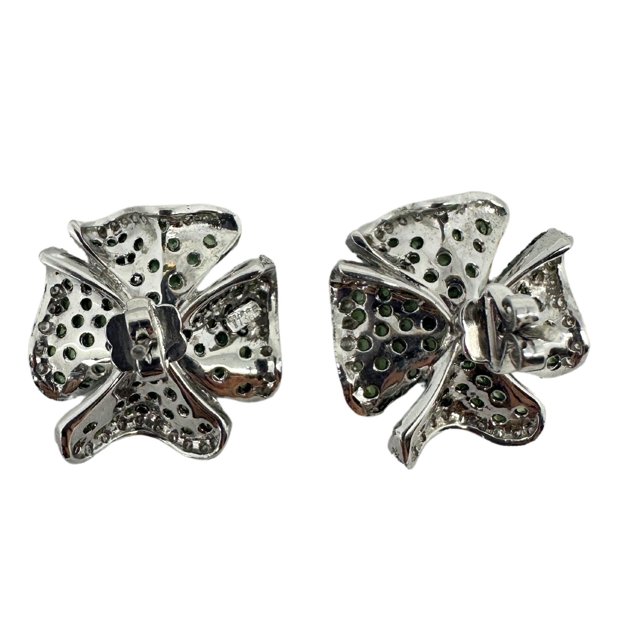Orecchini a fiore con diamanti e granato verde 18 carati
Condit: In buone condizioni, con qualche lieve usura superficiale dovuta all'età.
Lunghezza: 0,75 pollici
Metallo: oro bianco 18k
Peso: 11,40 grammi
Diamanti: 0,61 carati
Greene & Greene: 1.78