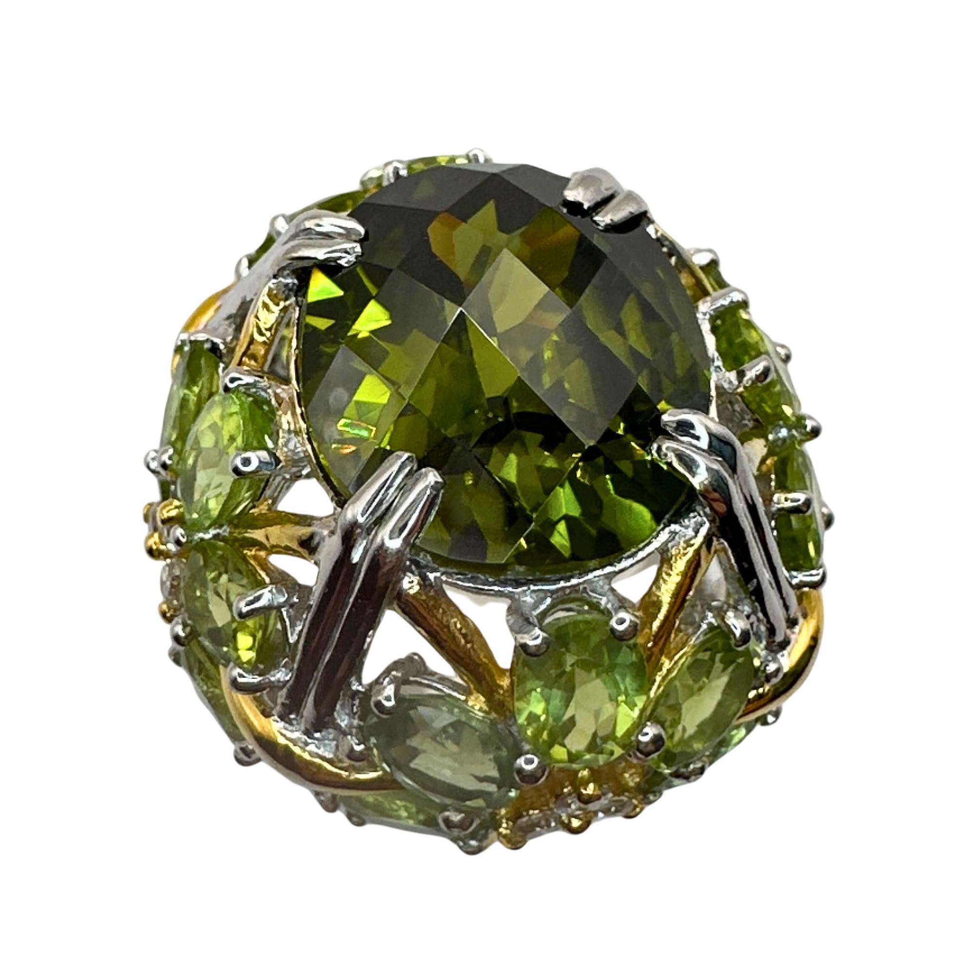 Taille ronde Bague de cocktail avec diamant et pierre verte au centre, 18k en vente