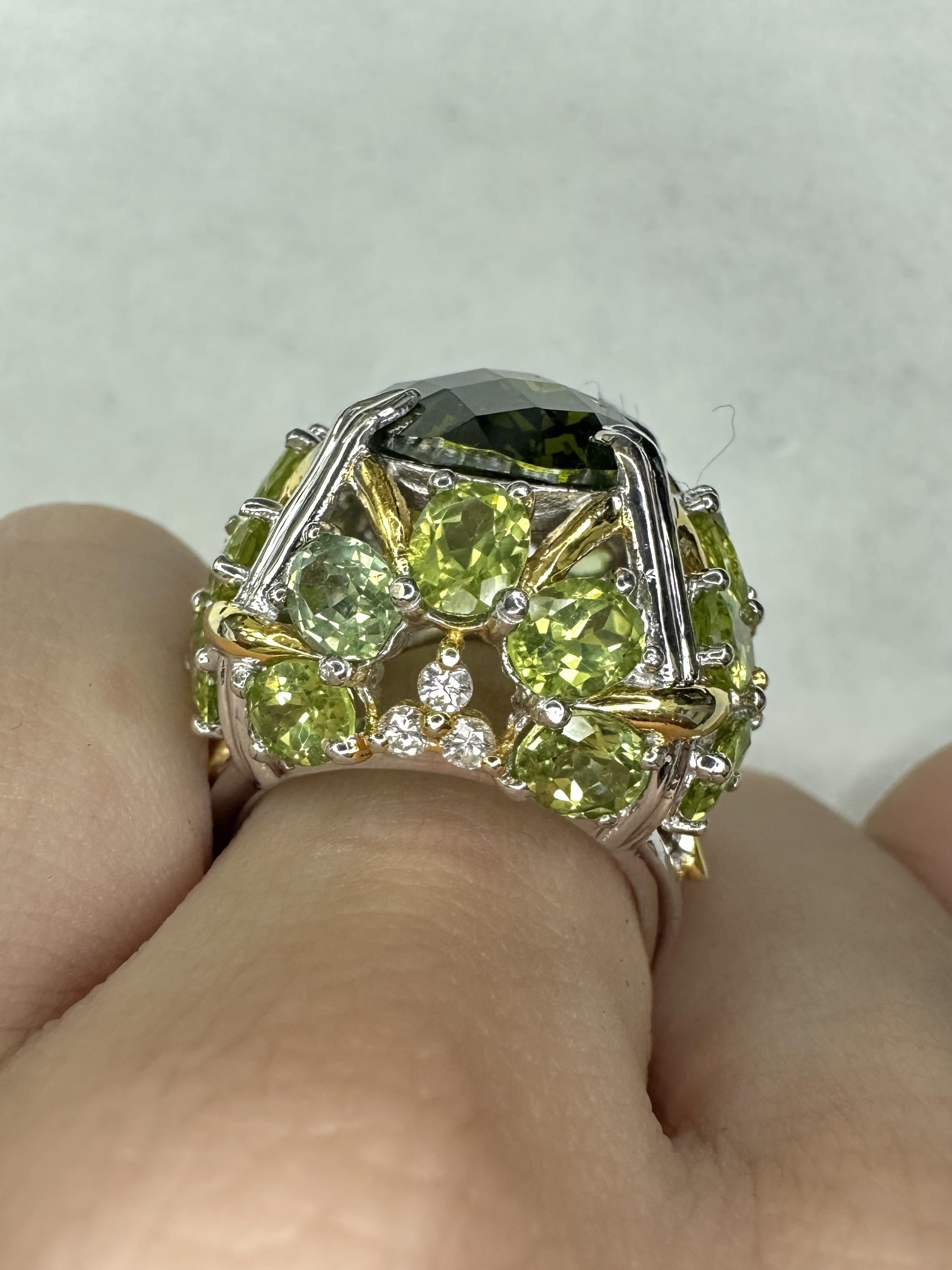 18k Diamond and Green Stone Center Cocktail Ring For Sale 4