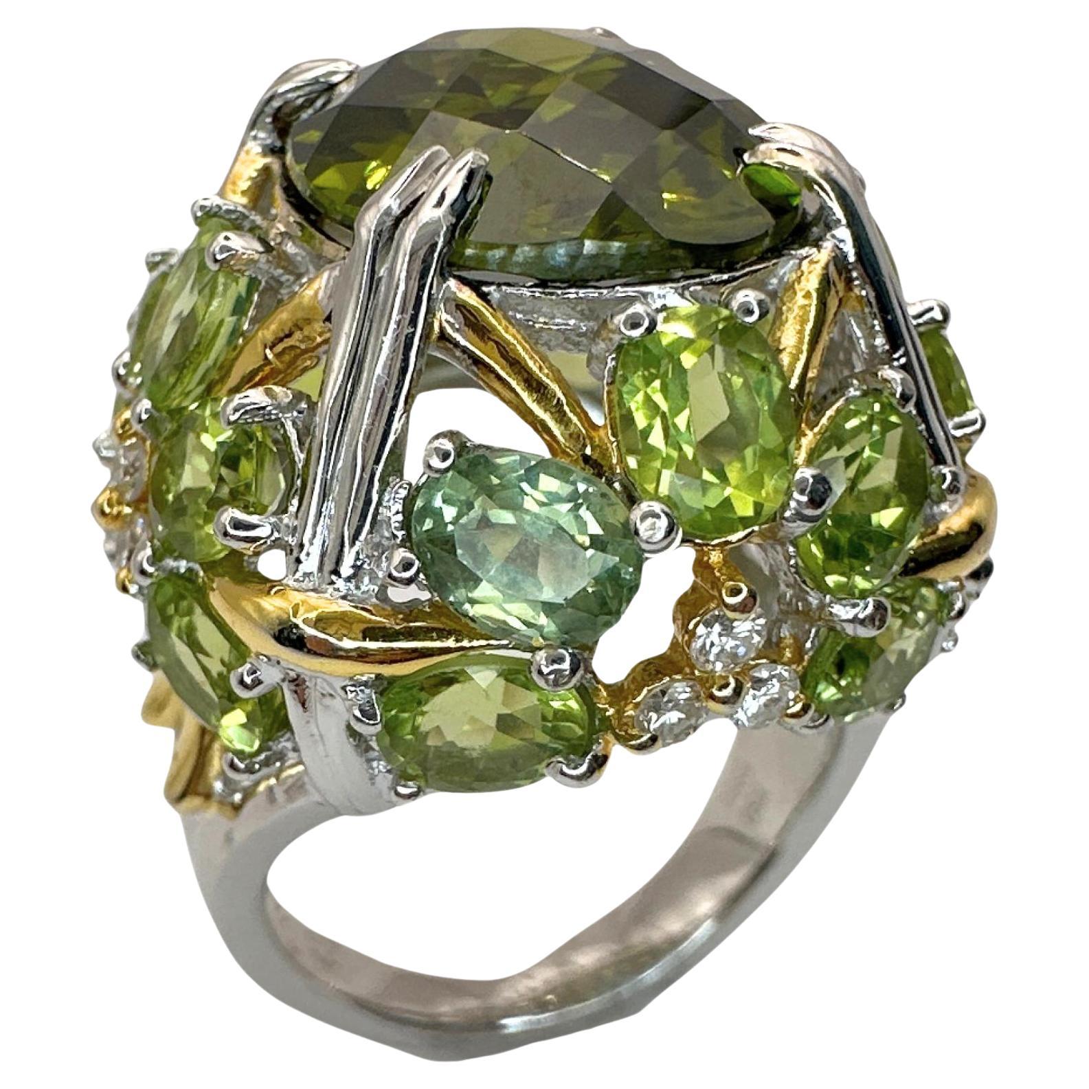 Bague de cocktail avec diamant et pierre verte au centre, 18k