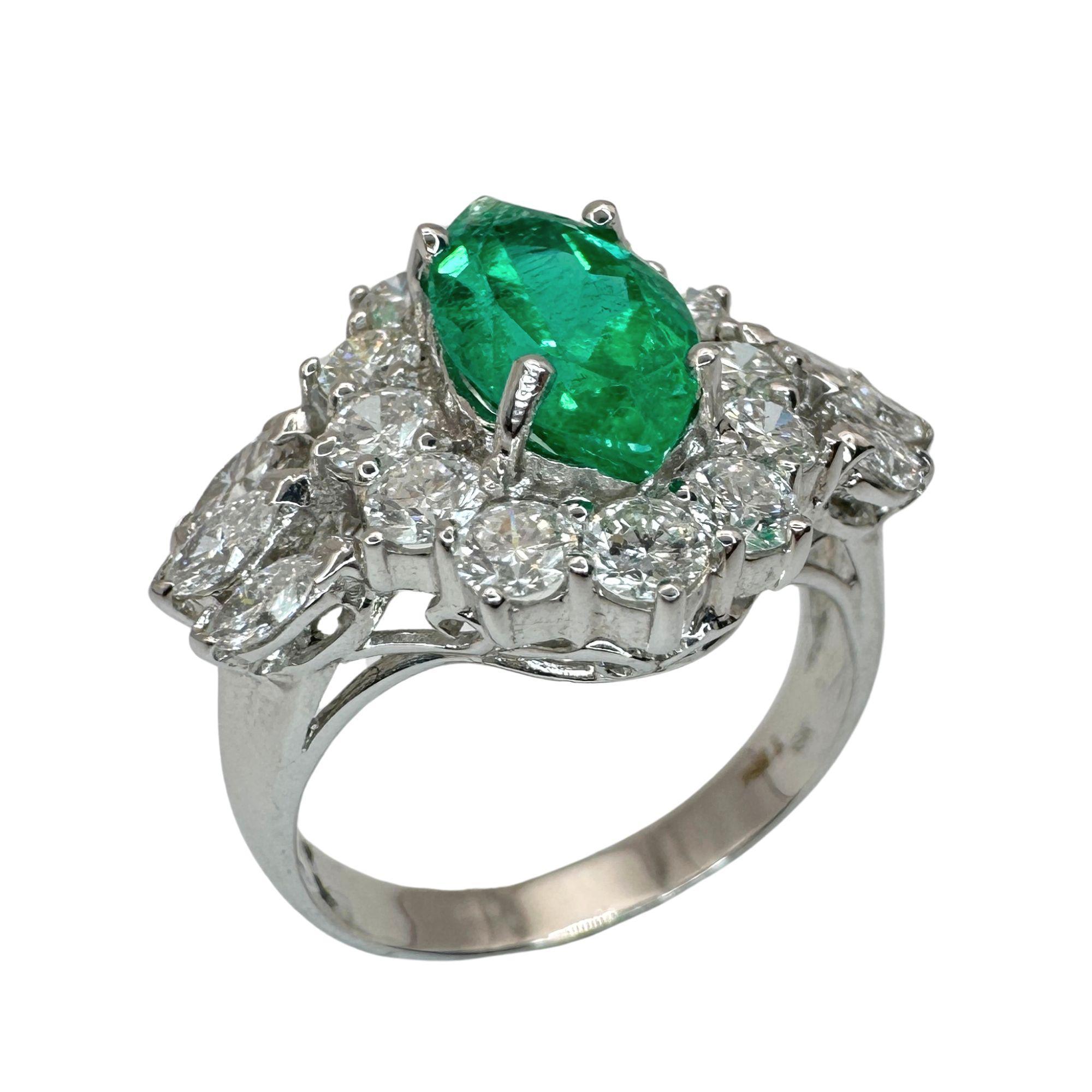 18k Diamond and Marquise Cut Emerald Ring In Good Condition For Sale In New York, NY