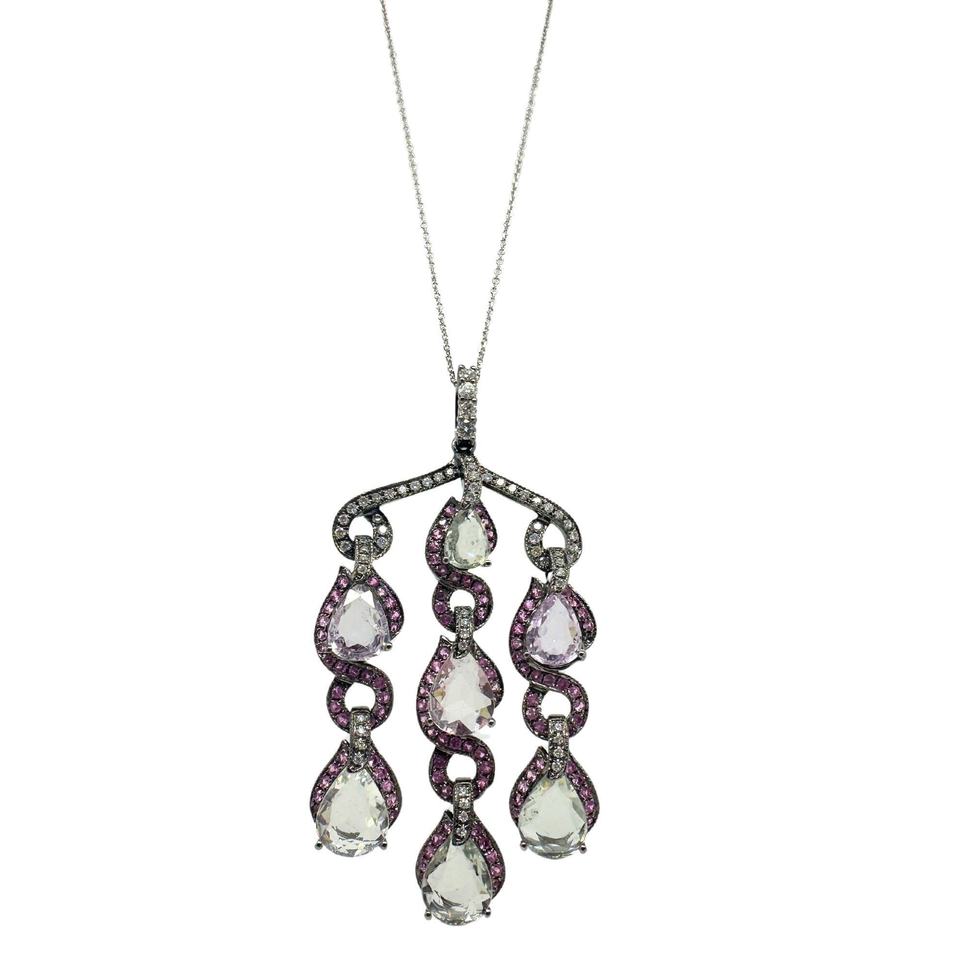 Collana con diamanti e zaffiri multicolore 18k e catena 14k
Condit: In buone condizioni, con qualche lieve usura superficiale dovuta all'età.
Lunghezza: catena da 16 pollici
Ciondolo: 2,25 pollici x 1,25 pollici
Marcature: 