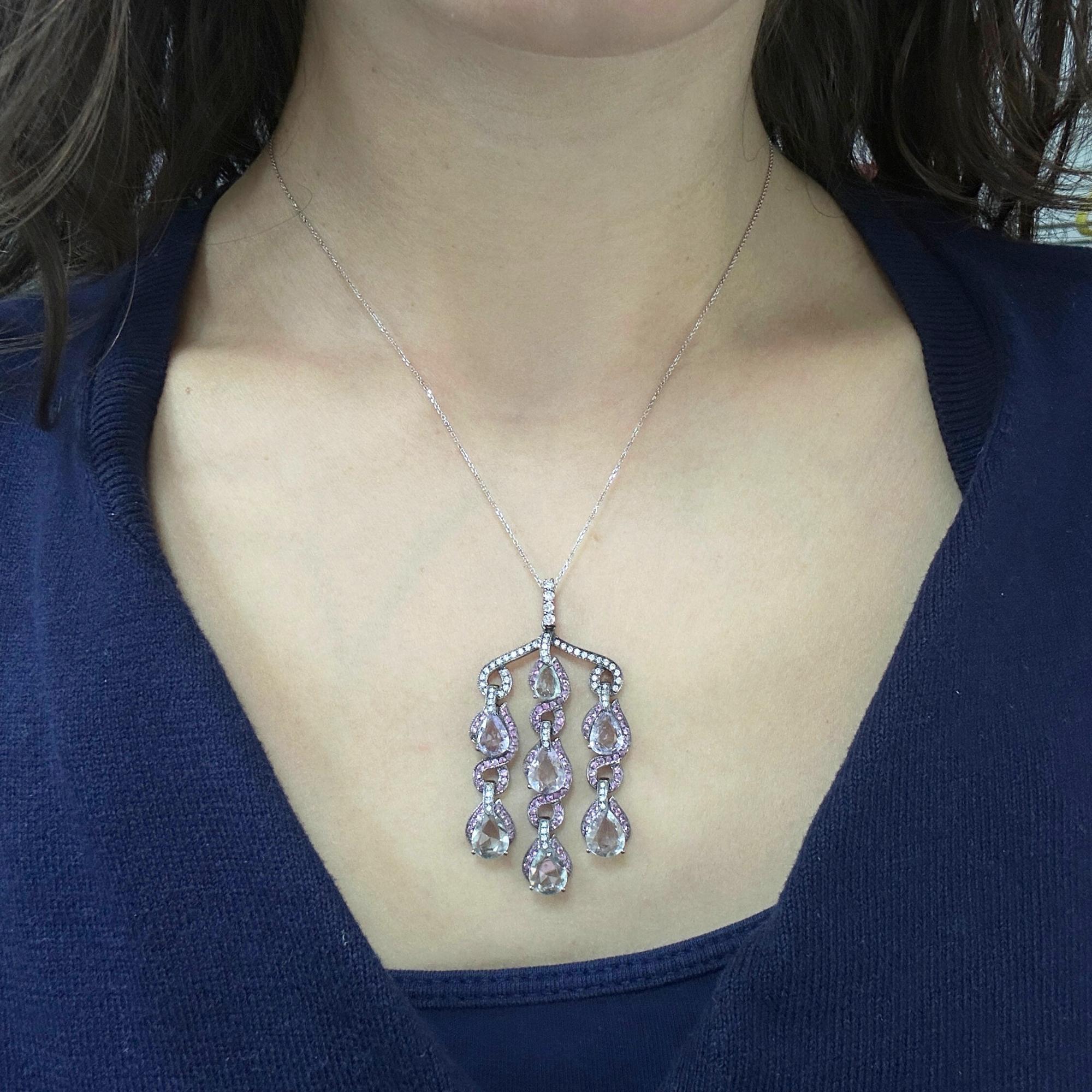 Collana con diamanti e zaffiri multicolore 18k e catena 14k In condizioni buone in vendita a New York, NY