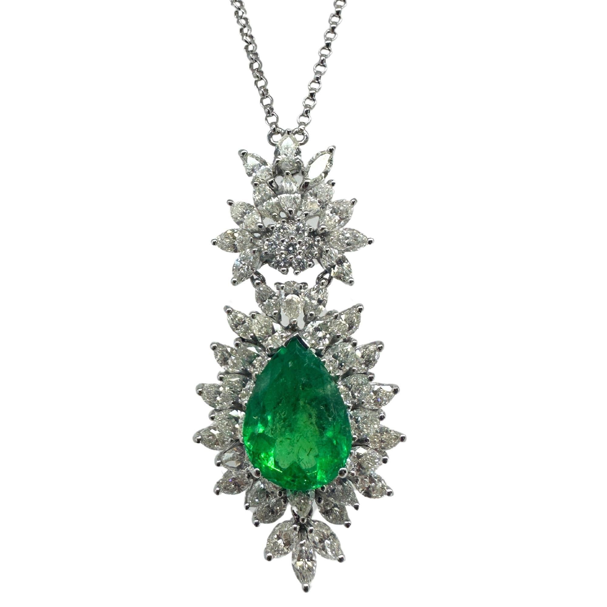 Arricchisci la tua collezione con la nostra raffinata collana con smeraldo a forma di pera e diamanti in oro bianco 18k. La vibrante pietra centrale a forma di smeraldo è elegantemente circondata da una serie di accenti di diamanti che creano un