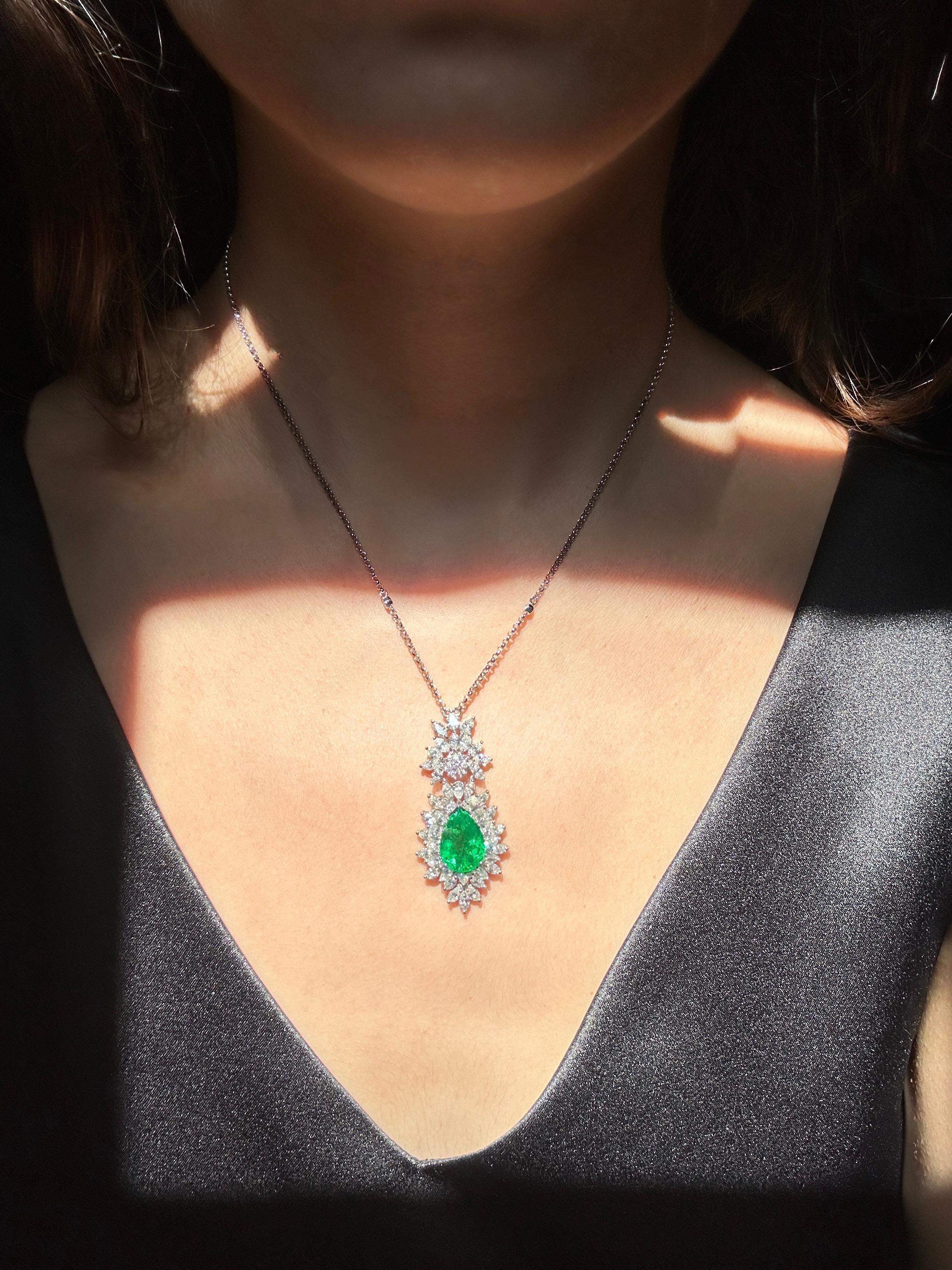 Donna Collana con diamanti e smeraldi a forma di pera in 18k in vendita