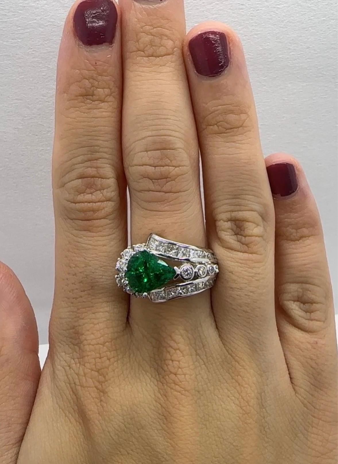 18k Diamond and Pear Shaped Emerald Ring For Sale 2