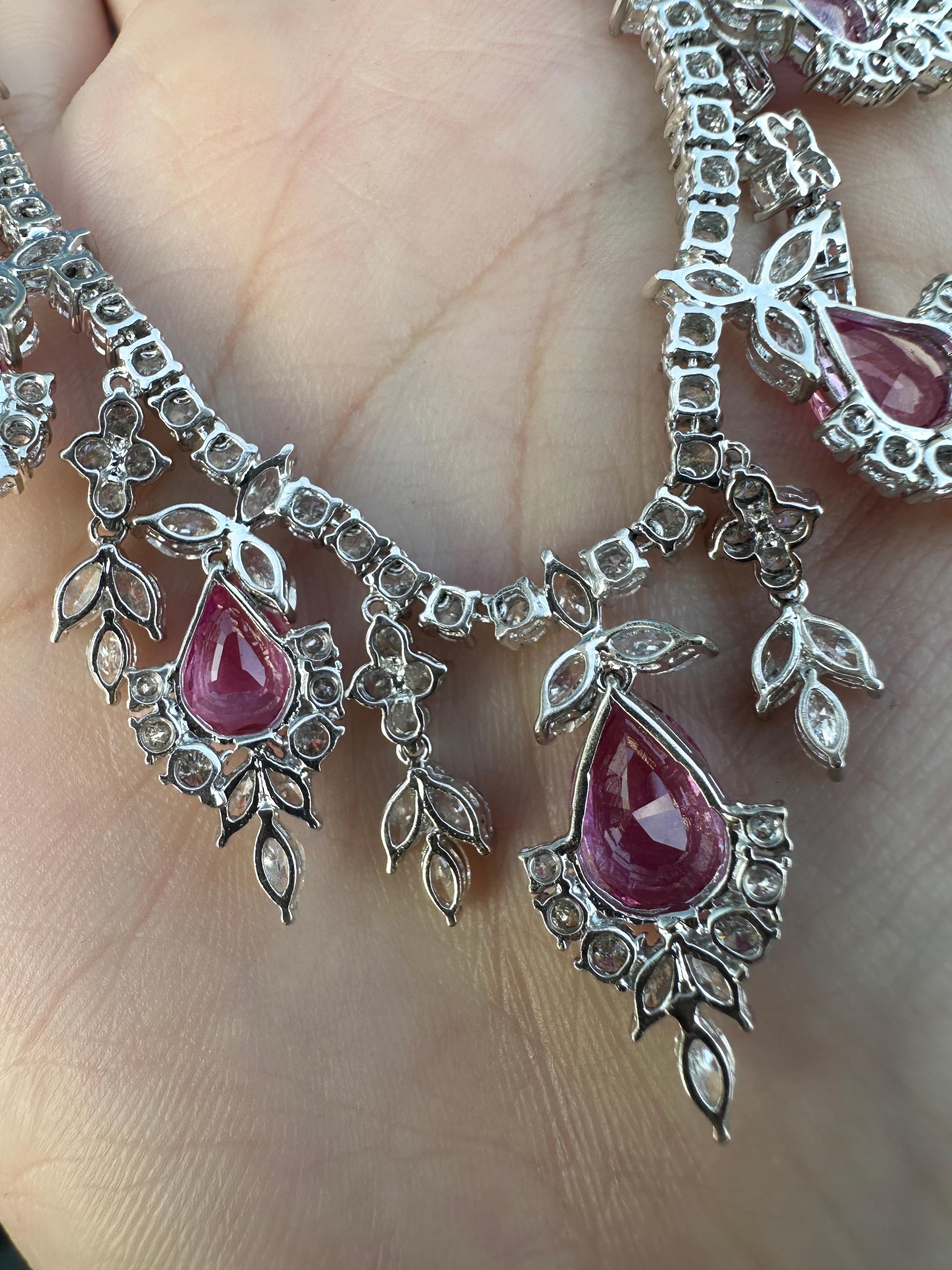 Collana con diamanti e zaffiri rosa a forma di pera in 18 carati in vendita 4