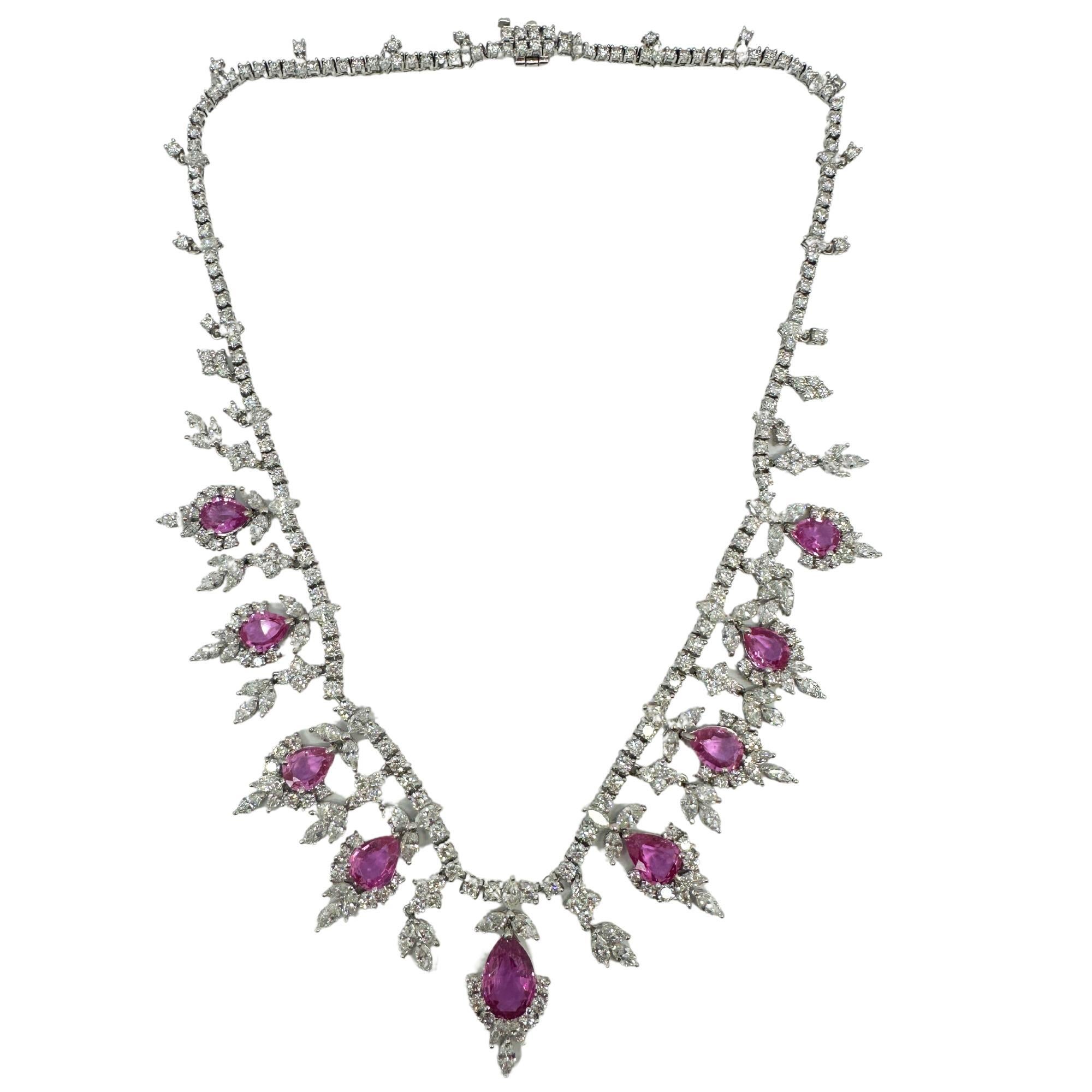 Moderno Collana con diamanti e zaffiri rosa a forma di pera in 18 carati in vendita