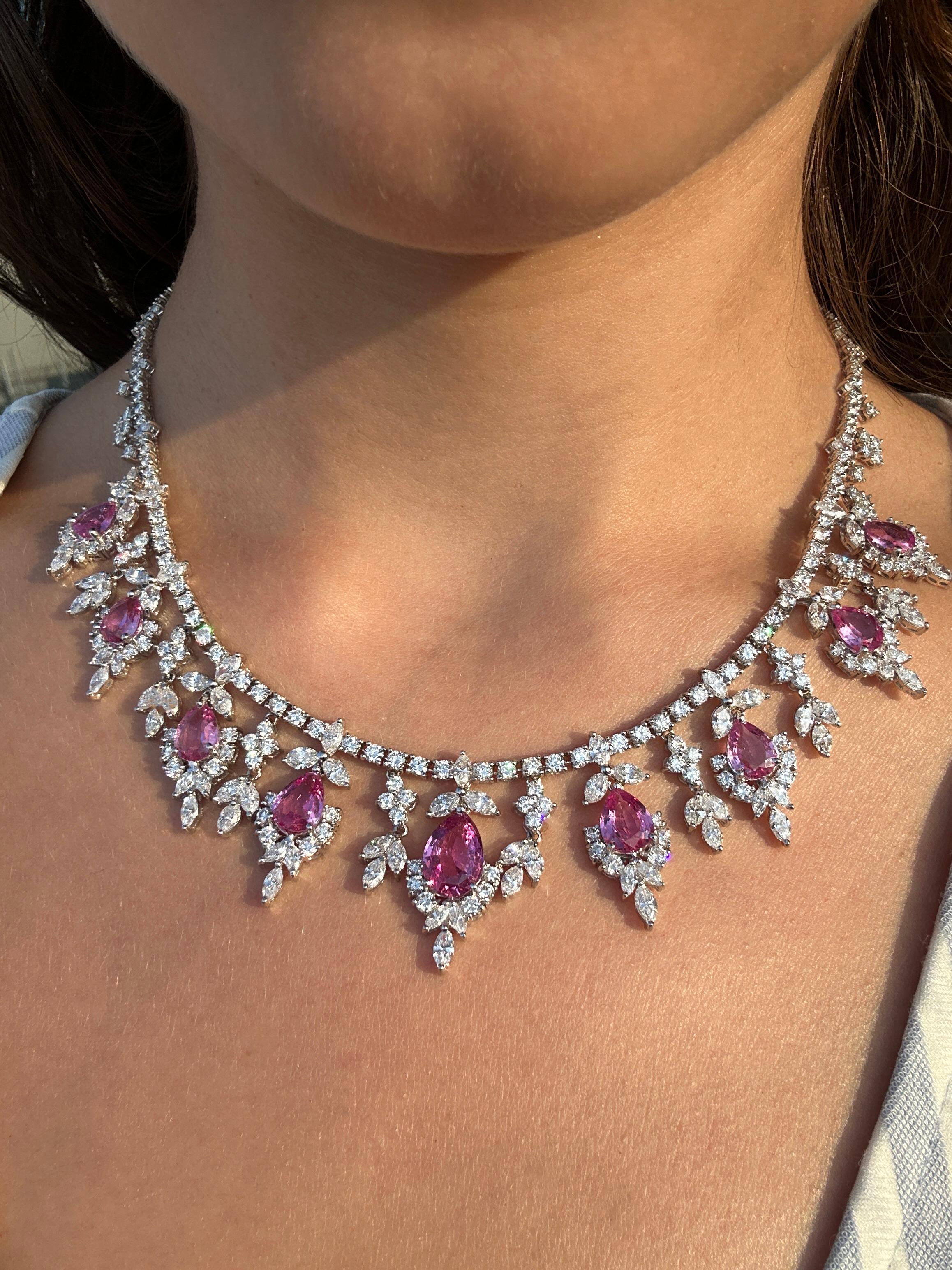 Taglio a goccia Collana con diamanti e zaffiri rosa a forma di pera in 18 carati in vendita