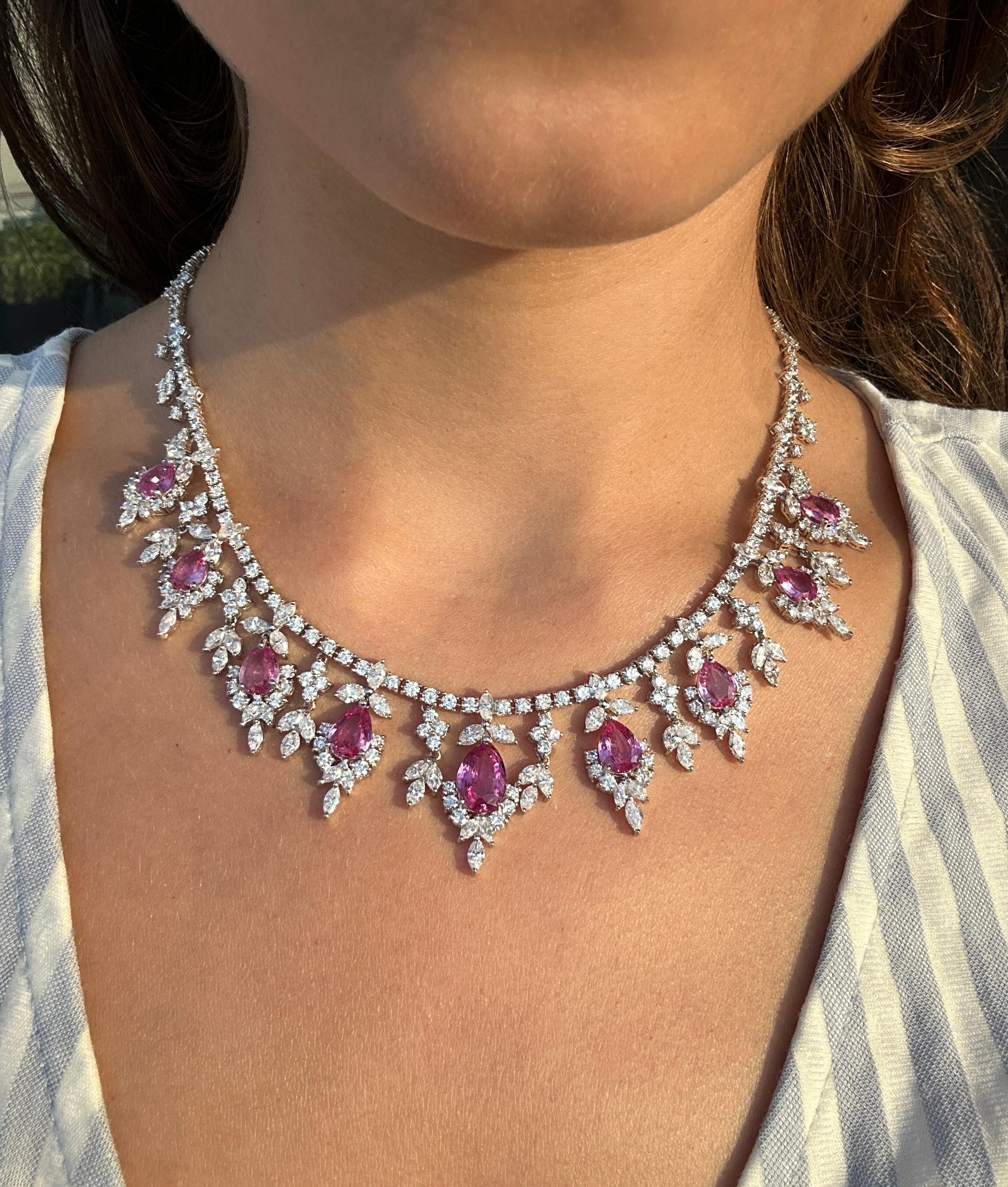 Collana con diamanti e zaffiri rosa a forma di pera in 18 carati In condizioni buone in vendita a New York, NY