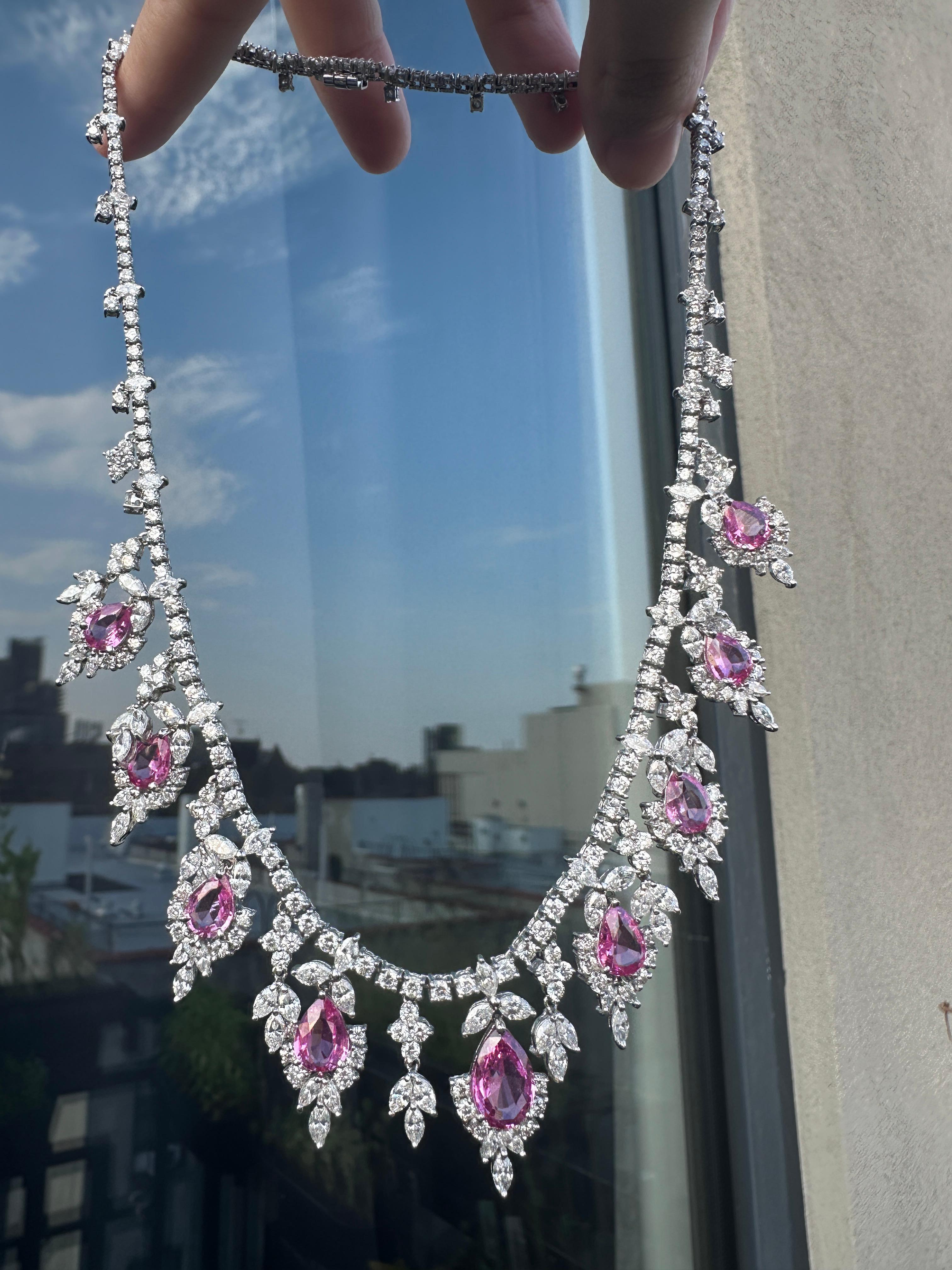 Collana con diamanti e zaffiri rosa a forma di pera in 18 carati in vendita 1